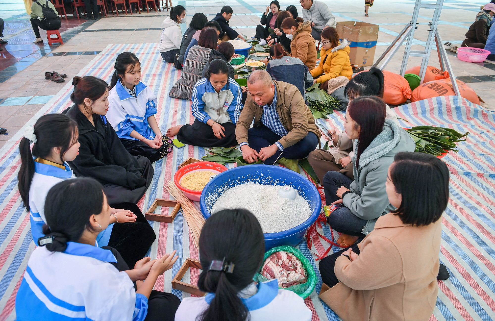 [Ảnh] Những bếp lửa "nghĩa tình" nấu bánh chưng xanh ở Nậm Pồ ảnh 4