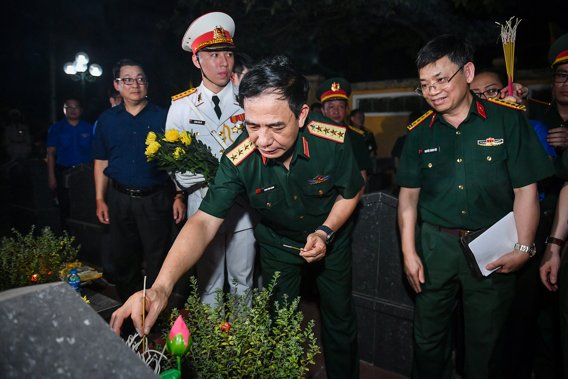 Đại tướng Phan Văn Giang thắp nến tri ân và dâng hoa tưởng niệm tại mộ các liệt sĩ