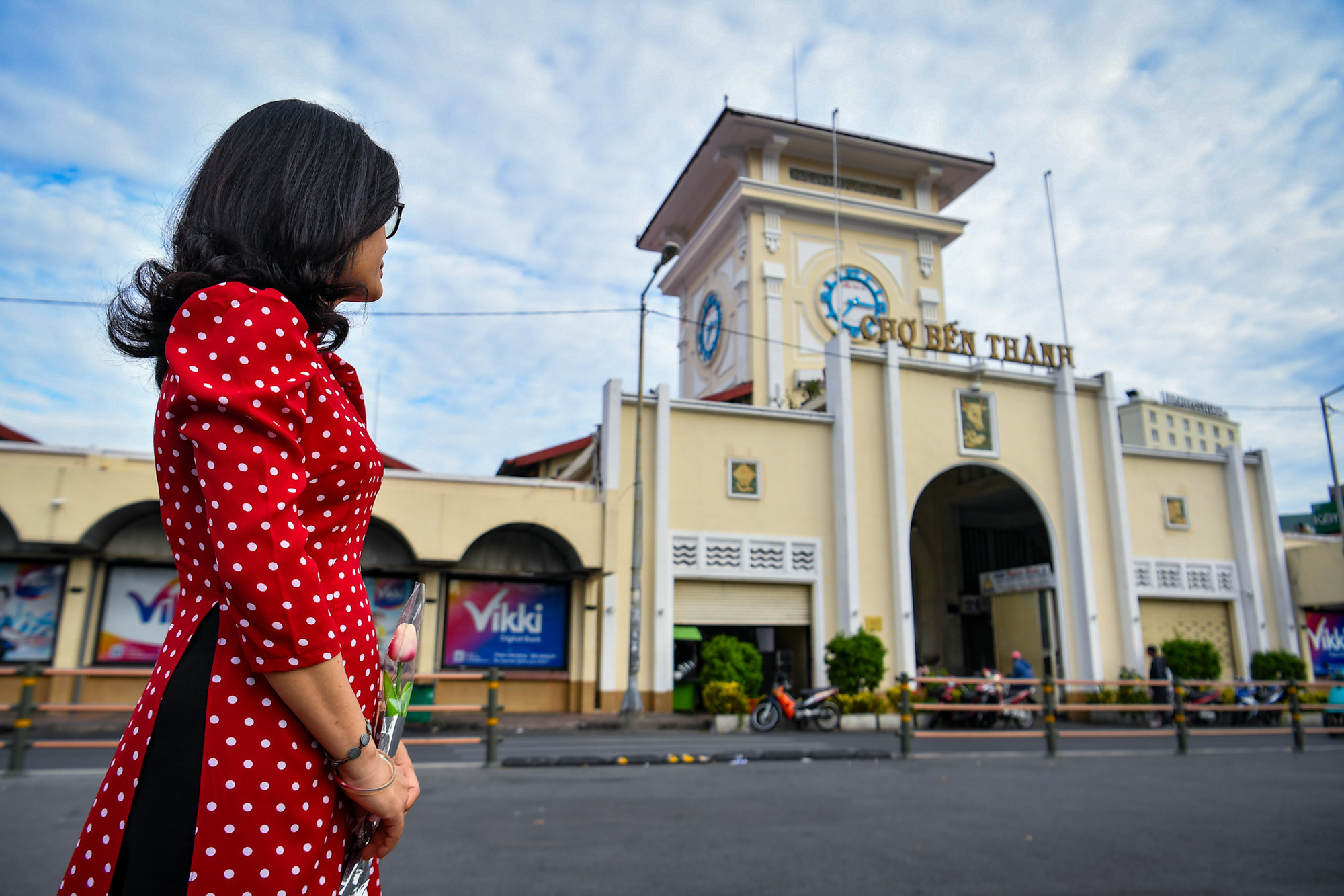 Chợ Bến Thành là một trong những công trình kiến trúc ở Sài Gòn còn sót lại từ thời Pháp thuộc, đã trở thành biểu tượng văn hóa-du lịch của Thành phố Hồ Chí Minh.