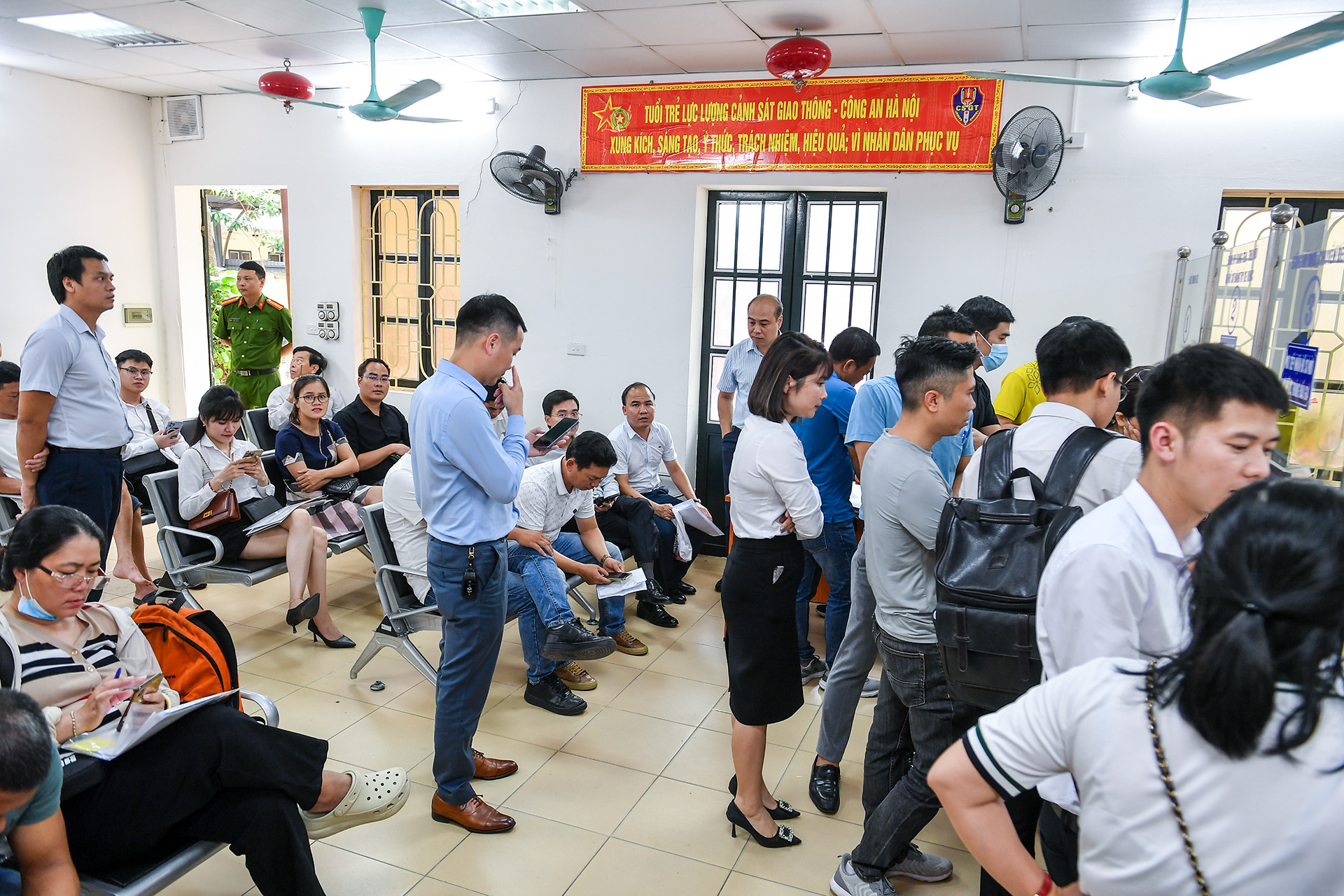 Ngay từ sáng sớm nay hàng chục người dân đã đến các điểm đăng ký xe của Hà Nội để được cấp biển số định danh.