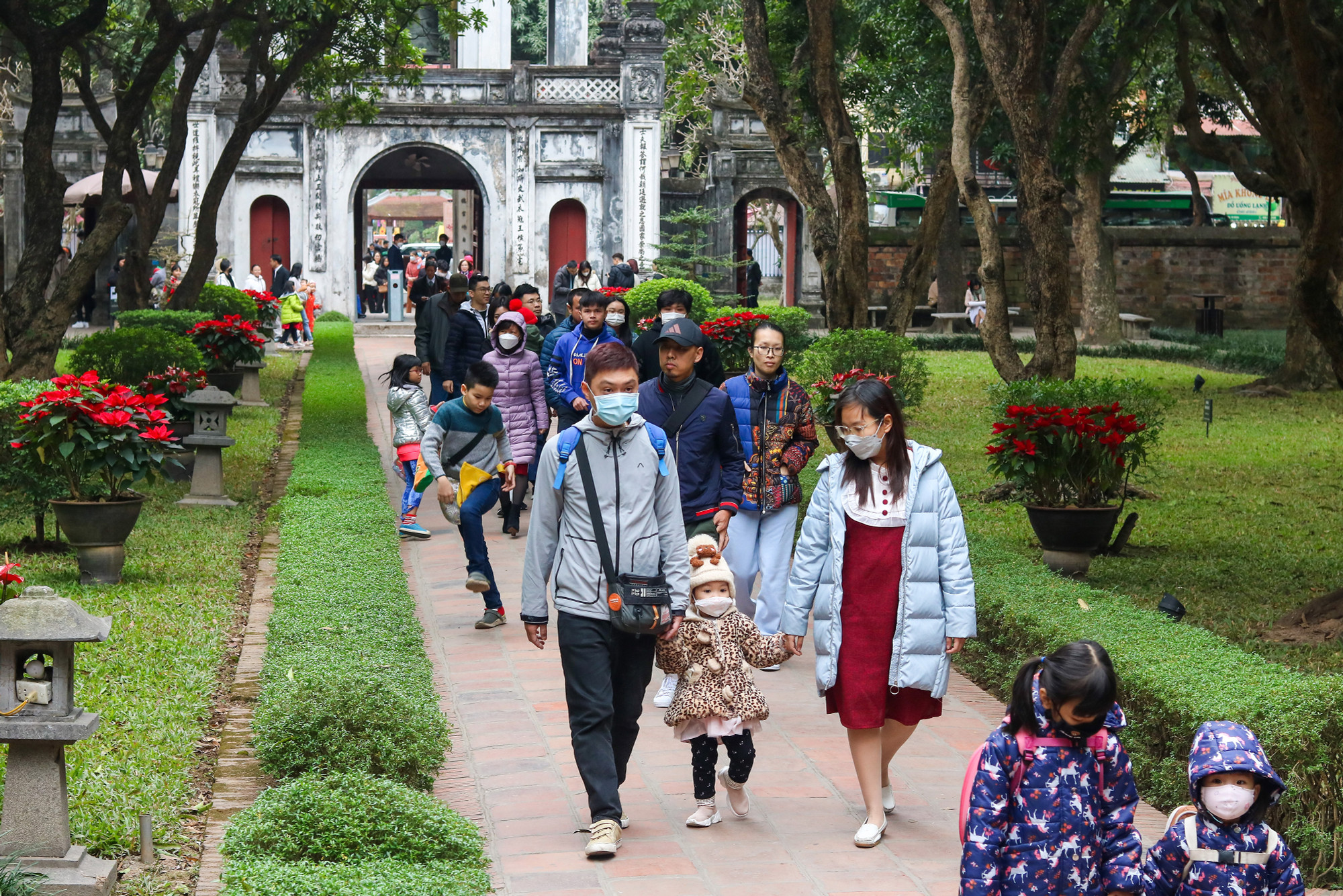 Du khách tới đây đa số là những bạn nhỏ đi cùng gia đình để xin chữ đầu năm, mong muốn một năm học mới có nhiều thành tích tốt.