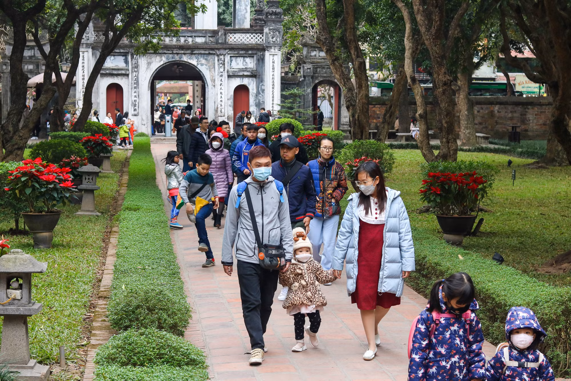 Du khách tới đây đa số là những bạn nhỏ đi cùng gia đình để xin chữ đầu năm, mong muốn một năm học mới có nhiều thành tích tốt.