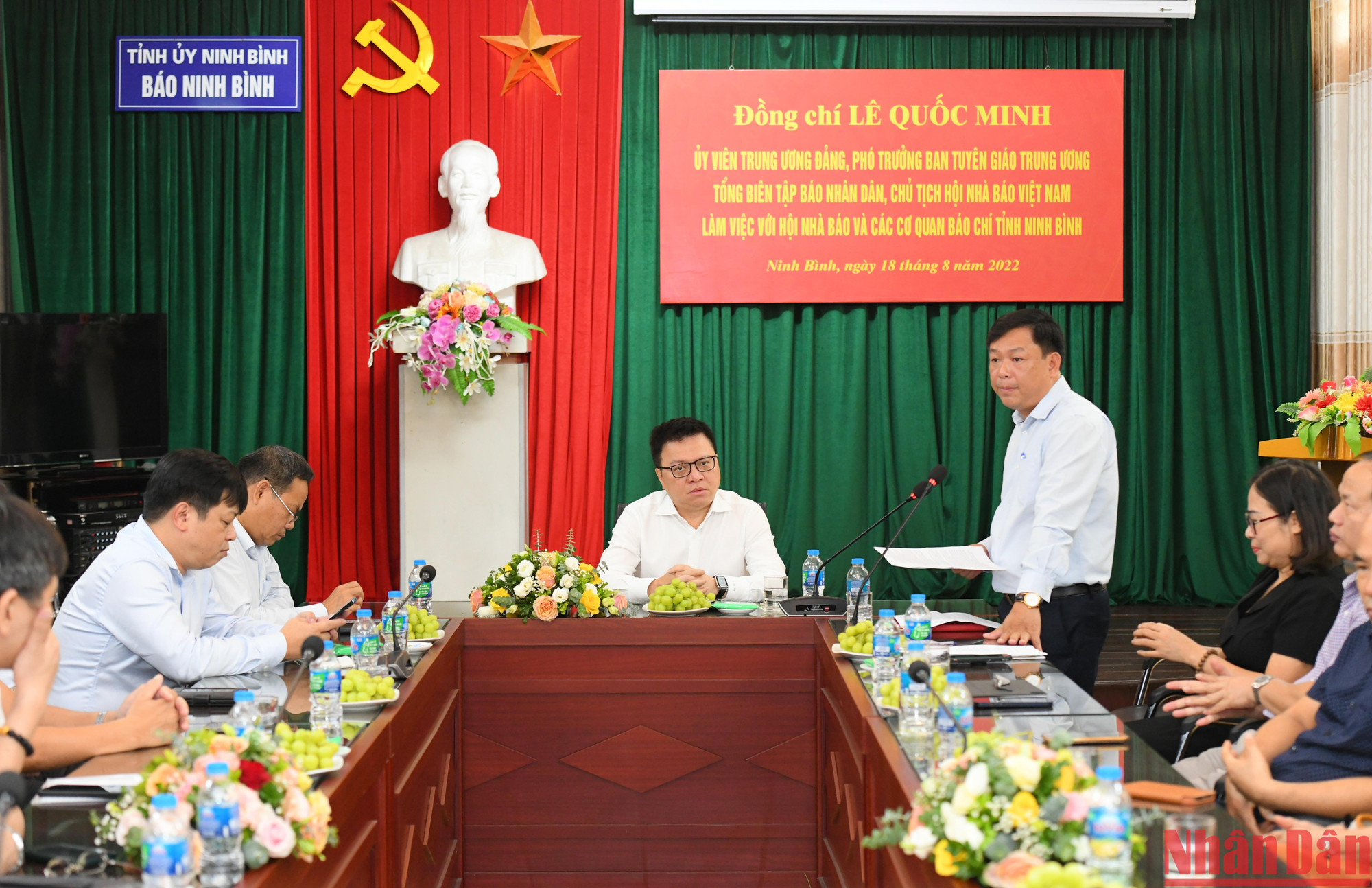 Đồng chí Bùi Ngọc Quang, Chủ tịch Hội Nhà báo tỉnh, Tổng Biên tập Báo Ninh Bình báo cáo tóm tắt về kết quả hoạt động của Hội Nhà báo và các cơ quan báo chí của tỉnh thời gian qua.