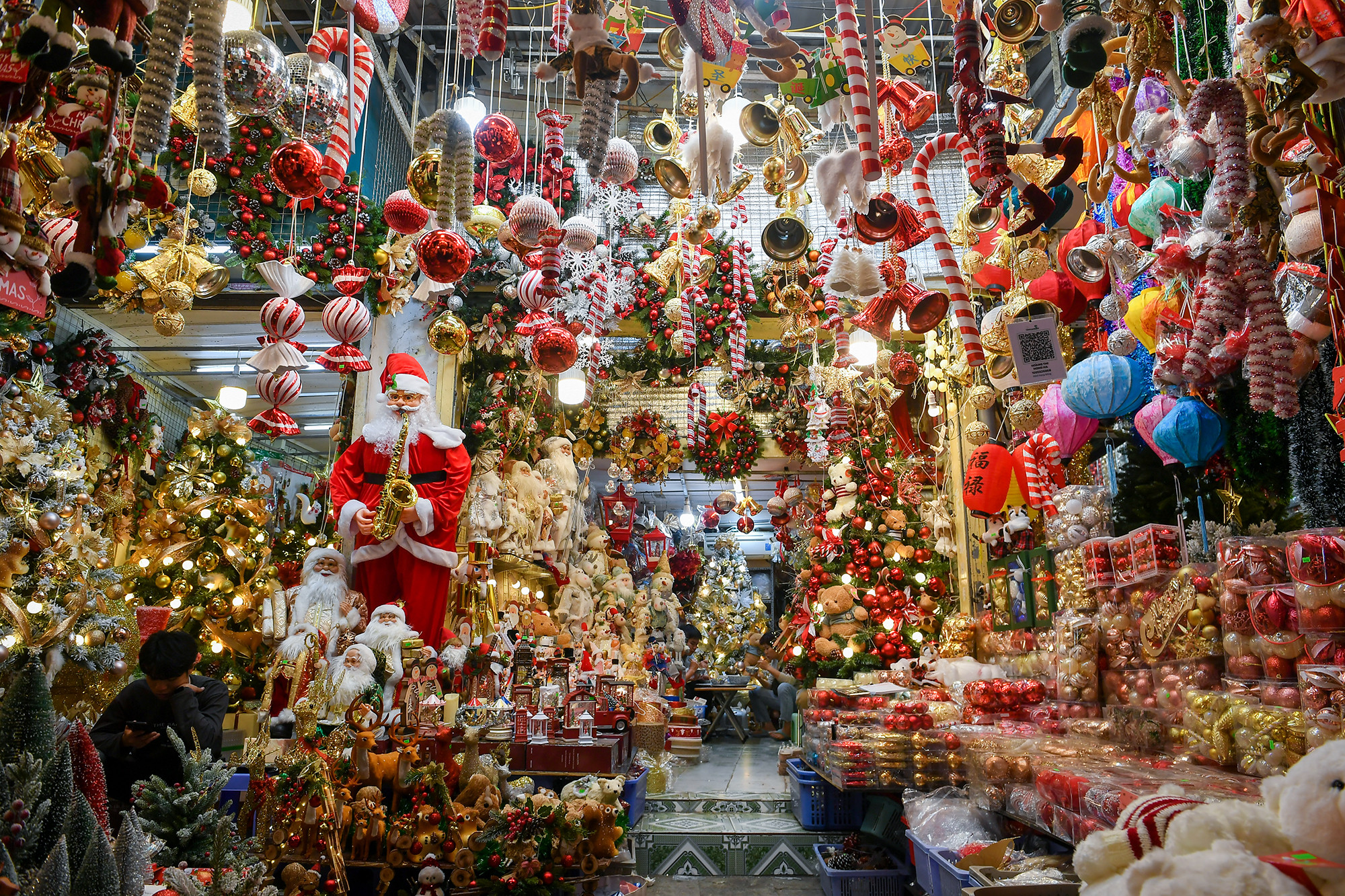 Đồ trang trí Noel năm nay được nhiều người đánh giá là đẹp, sinh động, mới lạ.