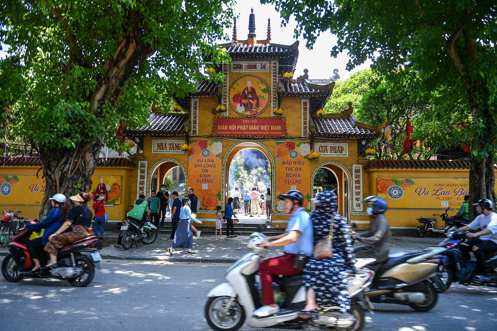 [Ảnh] Người dân Thủ đô tấp nập đi chùa ngày Rằm tháng 7 ảnh 1