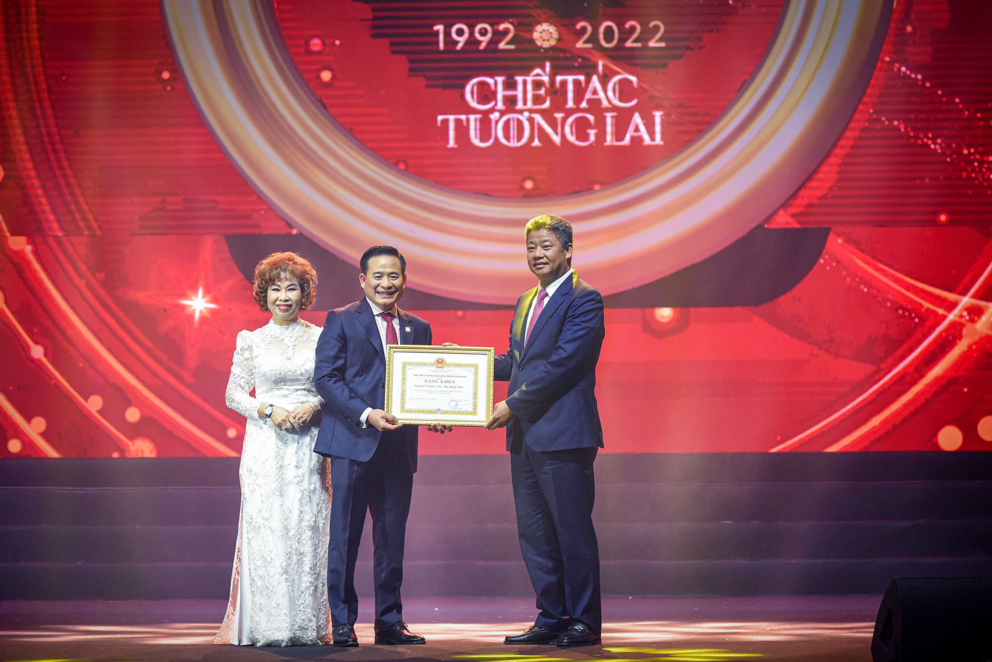 Phó Chủ tịch UBND thành phố Hà Nội Nguyễn Mạnh Quyền trao bằng khen cho Công ty cổ phần Bảo Tín Mạnh Hải.