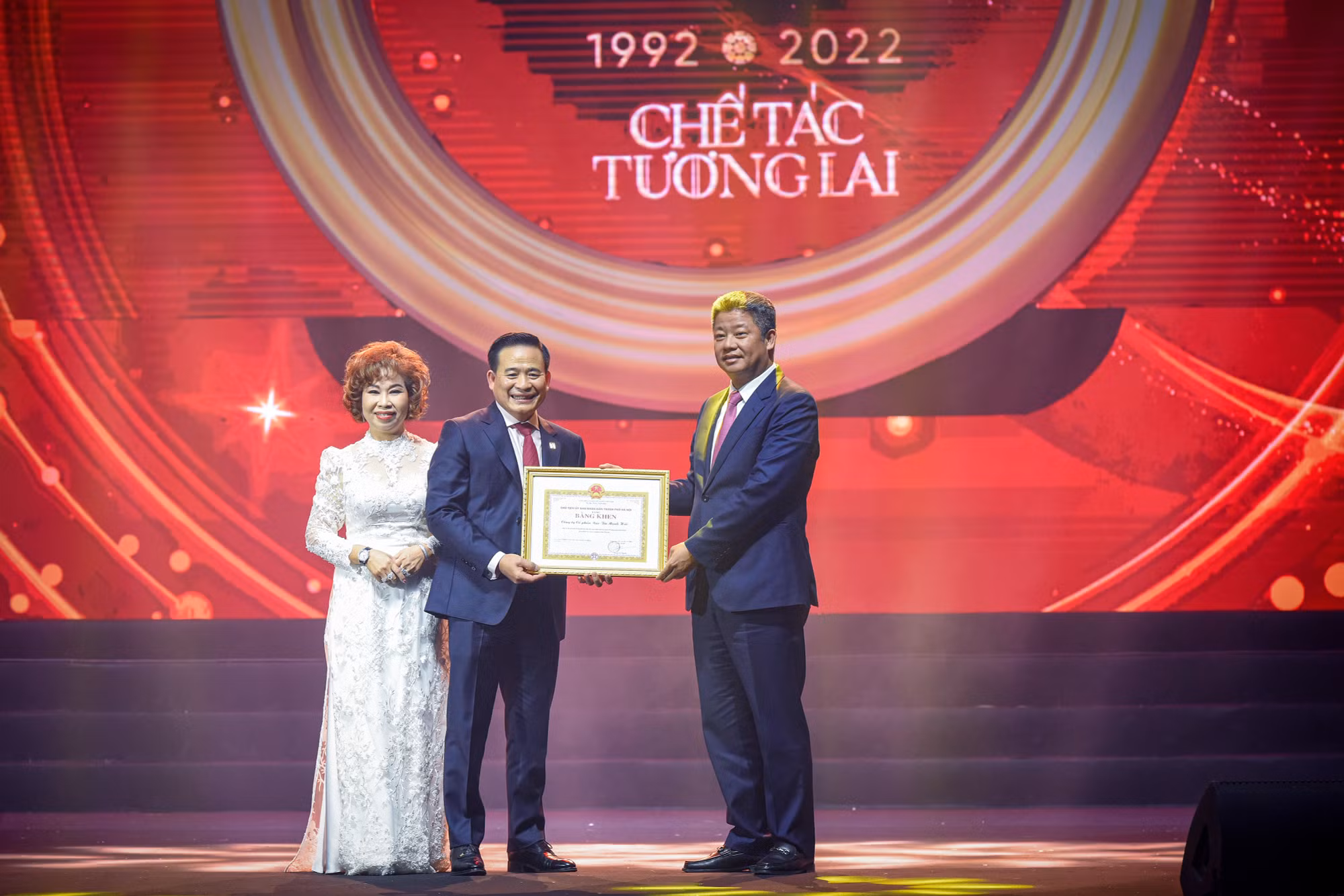 Phó Chủ tịch UBND thành phố Hà Nội Nguyễn Mạnh Quyền trao bằng khen cho Công ty cổ phần Bảo Tín Mạnh Hải.