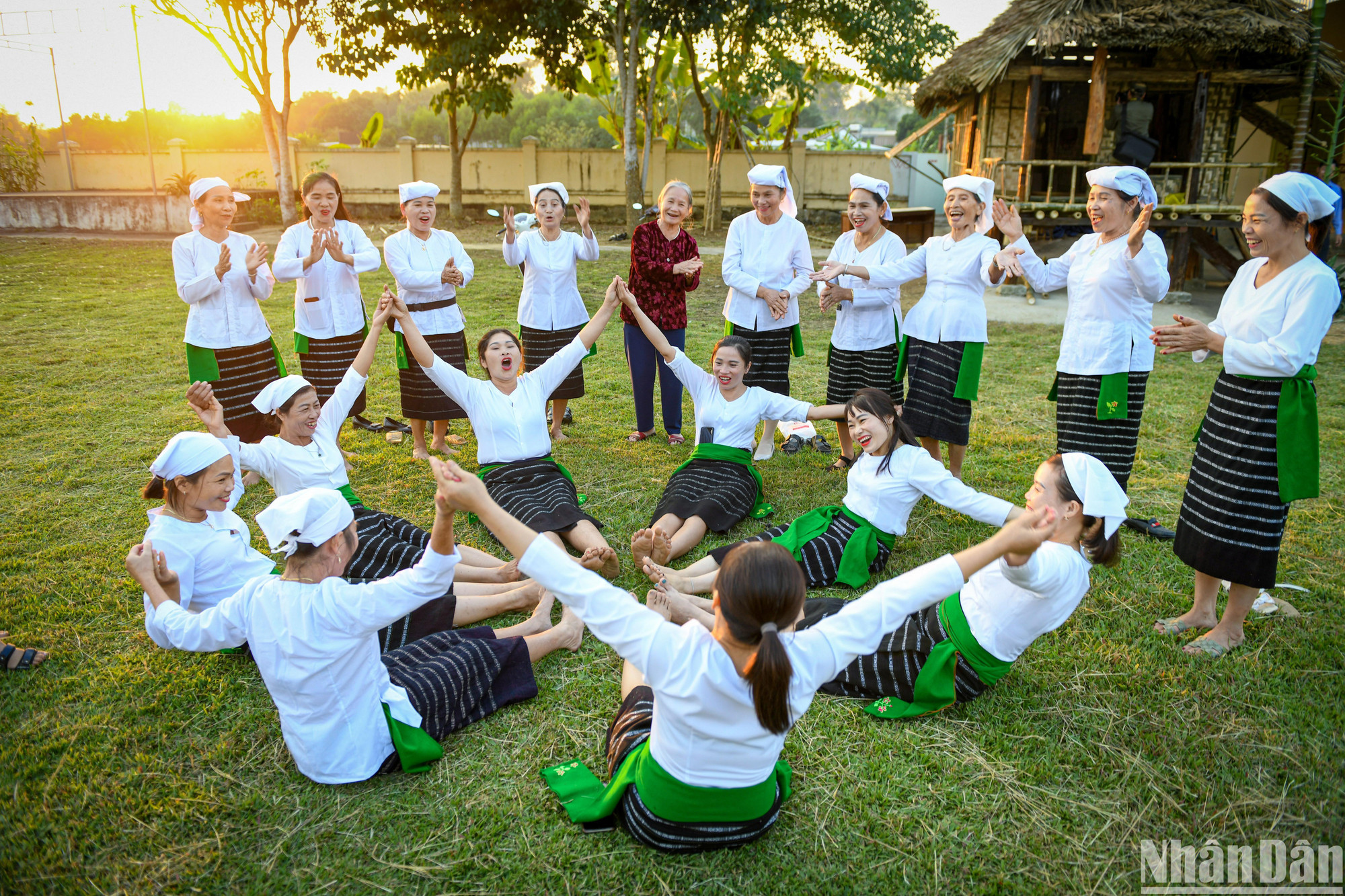 Cộng đồng dân tộc Thổ ở Quỳ Hợp, Nghệ An vui mừng cầu cho nguồn nước dồi dào, mưa thuận gió hòa để phục vụ cuộc sống sinh hoạt và việc tưới tiêu của bà con nông dân được thuận lợi. (Ảnh: THÀNH ĐẠT)