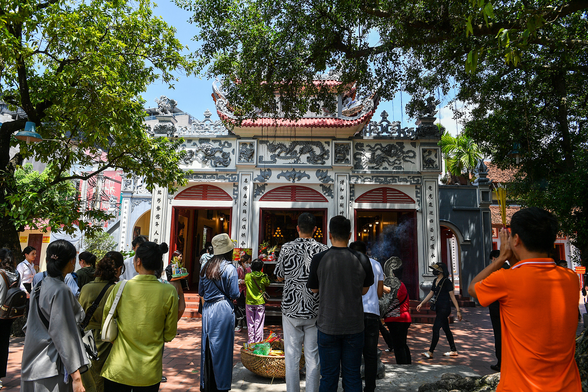 [Ảnh] Người dân Thủ đô tấp nập đi chùa ngày Rằm tháng 7 ảnh 9