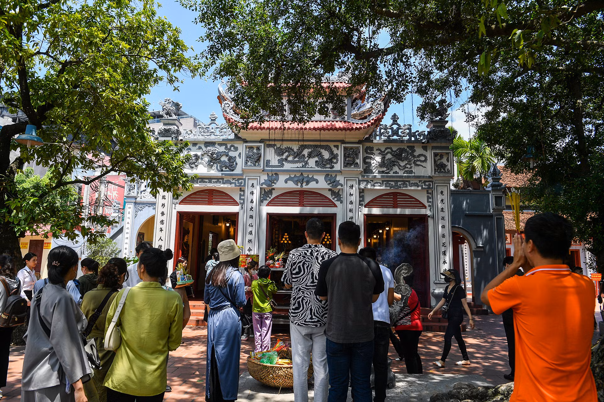 [Ảnh] Người dân Thủ đô tấp nập đi chùa ngày Rằm tháng 7 ảnh 9