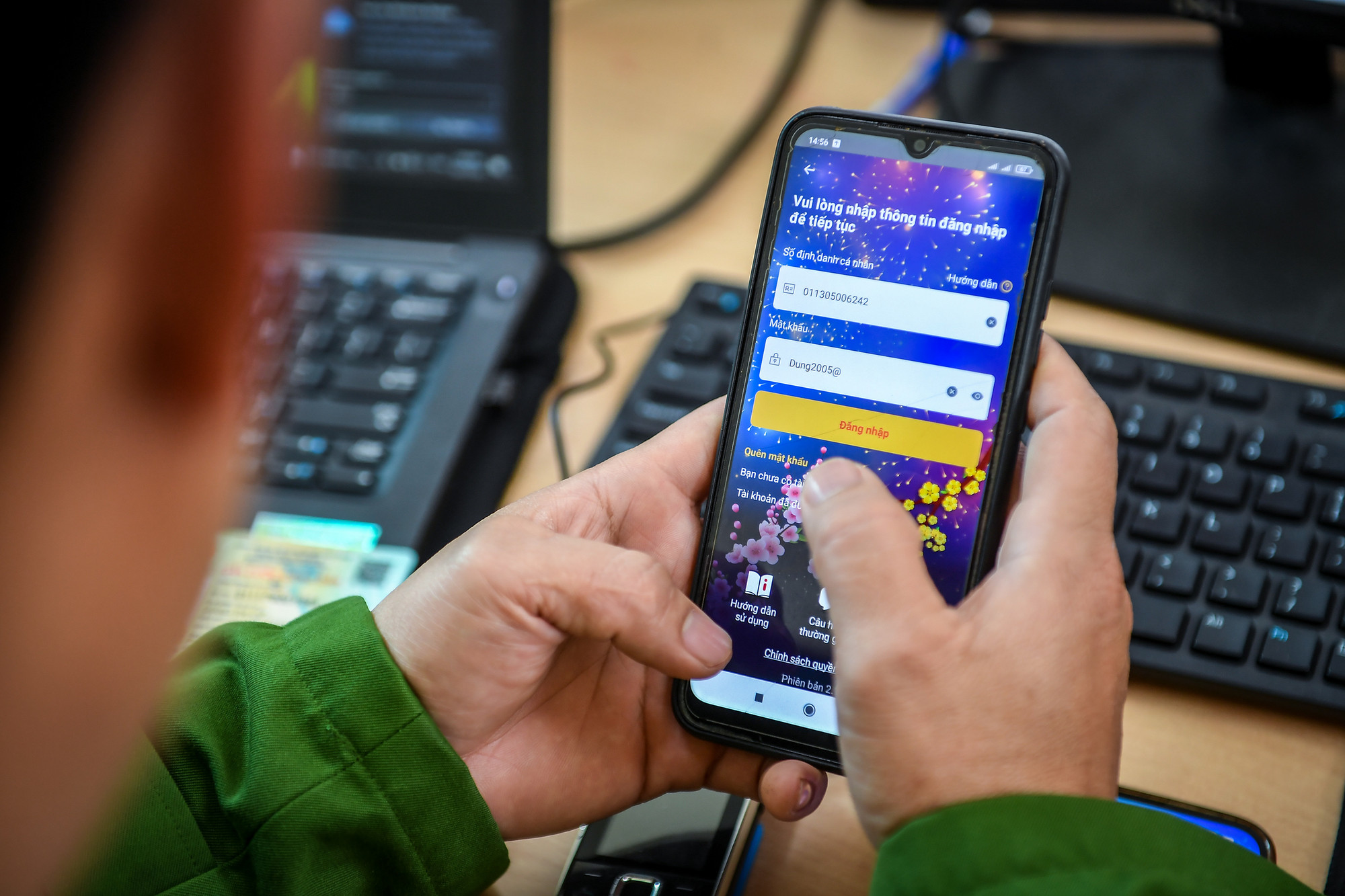 Lực lượng Công an xã hướng dẫn người dân chi tiết cách thức sử dụng dịch vụ công trực tuyến, VNeID trên các thiết bị máy tính, điện thoại để người dân dễ dàng thao tác, sử dụng.