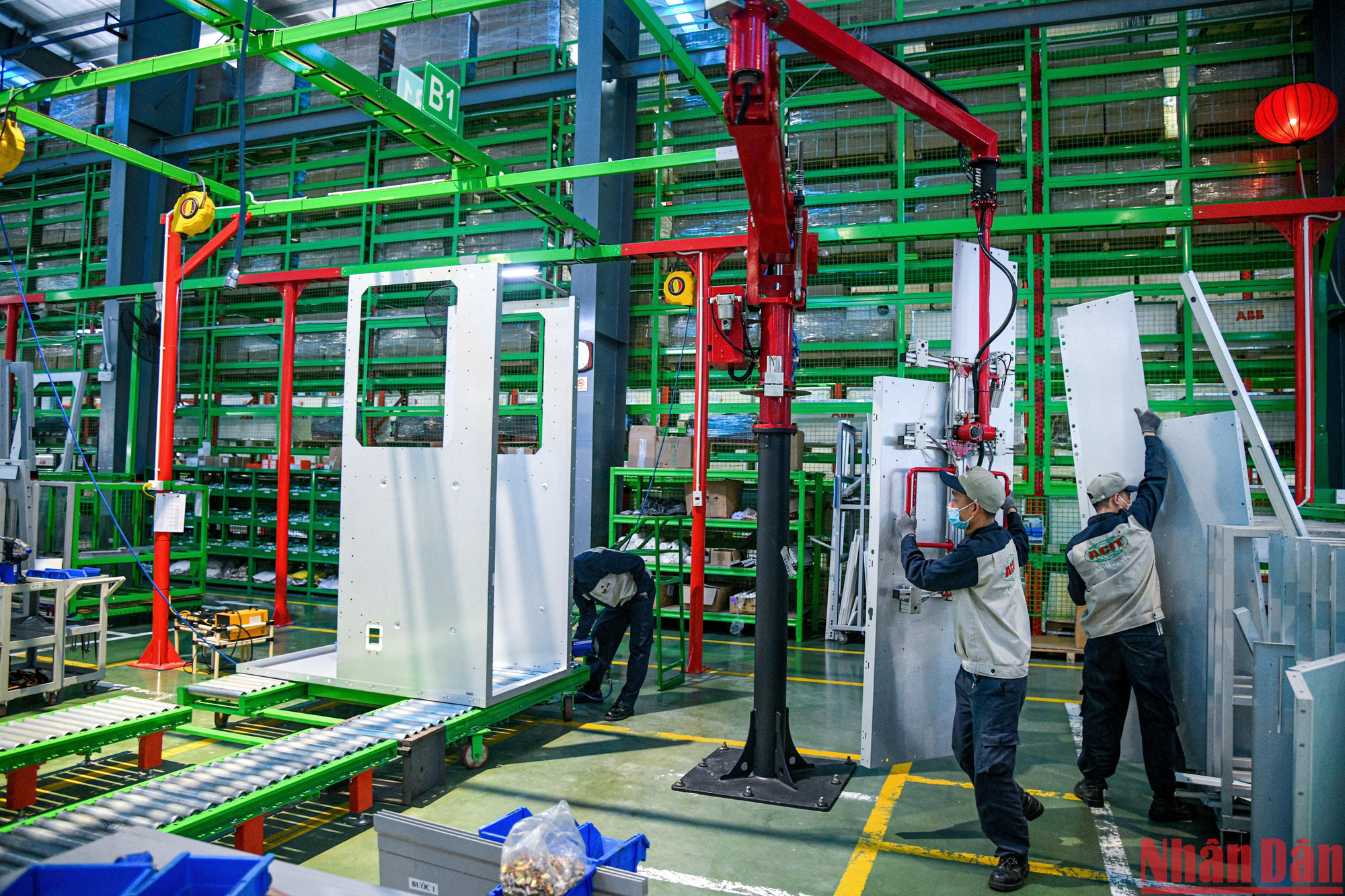 Lắp ráp và cấu hình các sản phẩm.