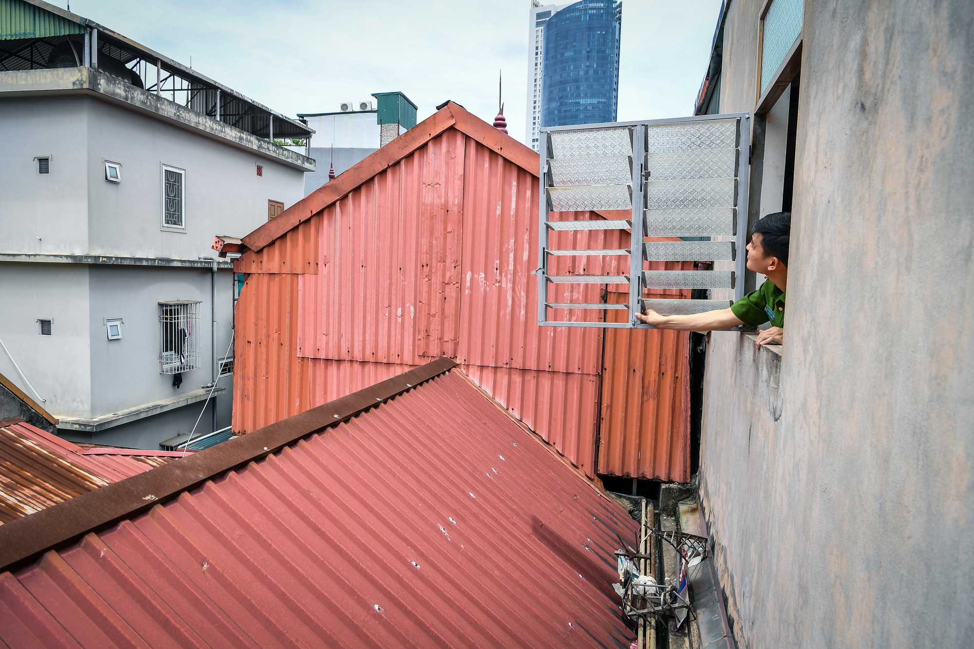 Cửa thoát hiểm là lối thoát duy nhất trên tầng 5 của căn chung cư mini. Cửa thoát hiểm là lối thoát duy nhất trên tầng 5 của căn chung cư mini.