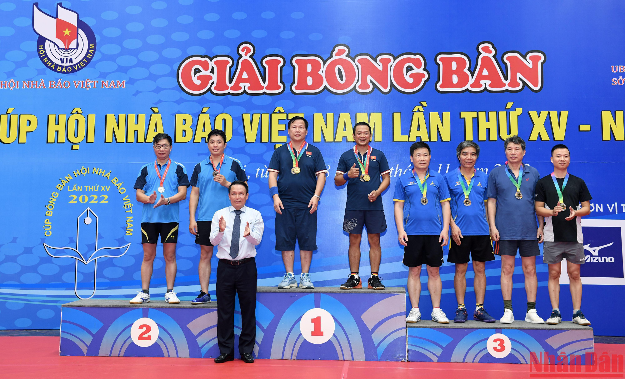 Phó Chủ tịch Thường trực Hội Nhà báo Việt Nam Nguyễn Đức Lợi trao giải Đôi nam có lãnh đạo cho các vận động viên.