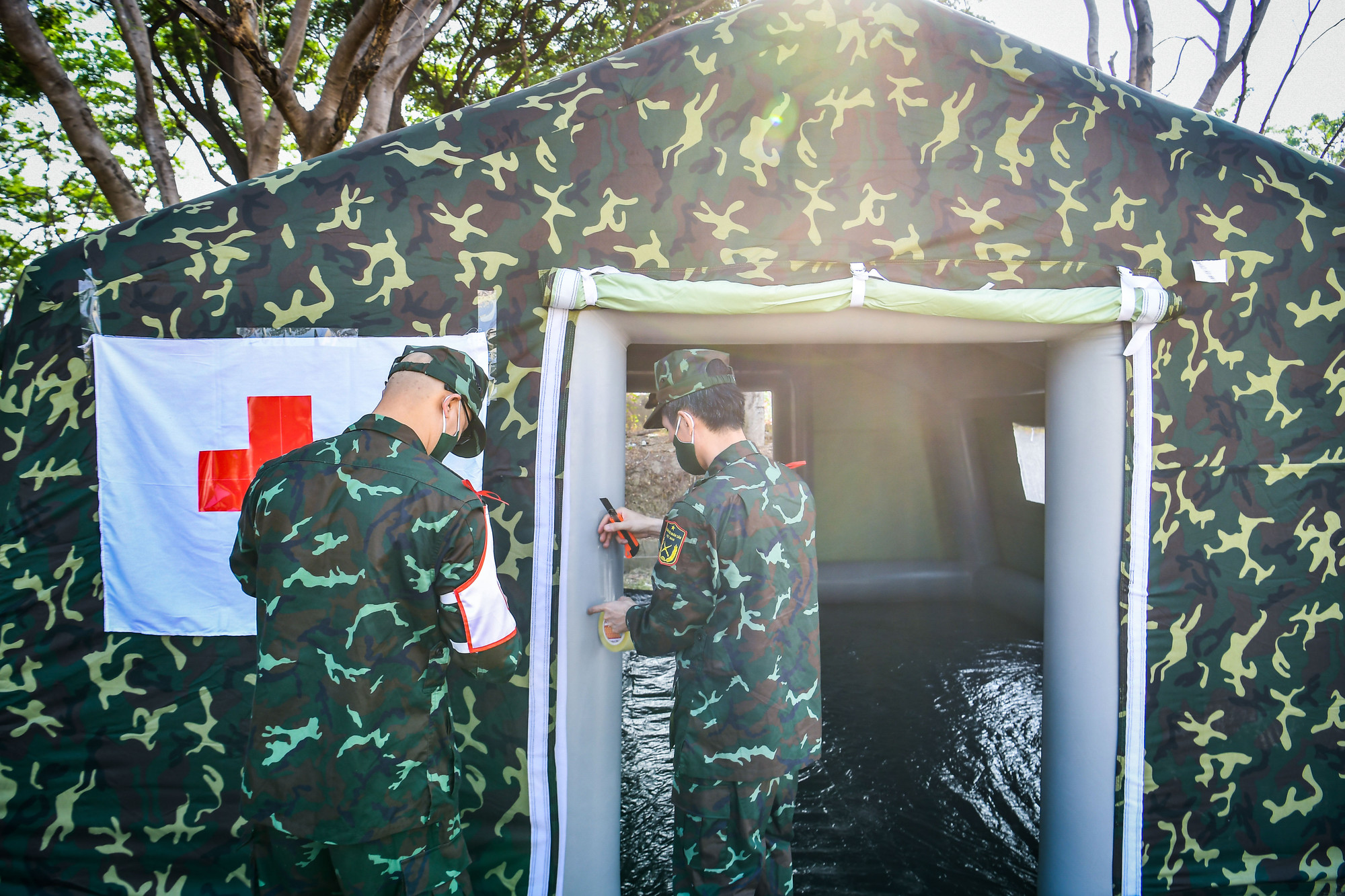 Ngoài công việc chính bảo đảm an toàn cho toàn thể các lực lượng tham gia tìm kiếm, lực lượng Quân y còn lập những bệnh viện dã chiến tại nơi xảy ra động đất khám chữa bệnh miễn phí cho người dân Myanmar.