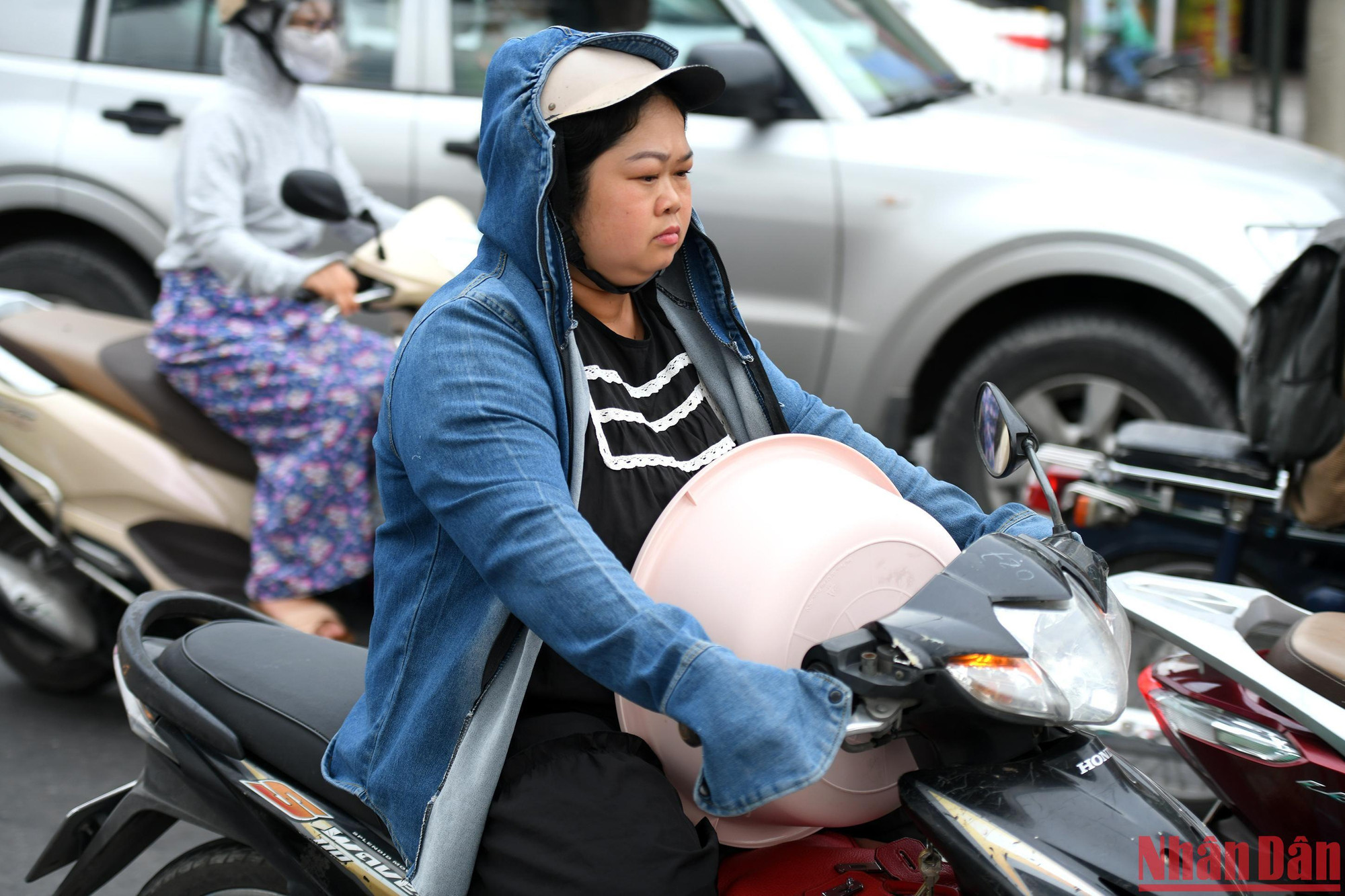 Nhiều người dân về quê còn mang theo cả xô chậu về quê dịp 2/9 này.