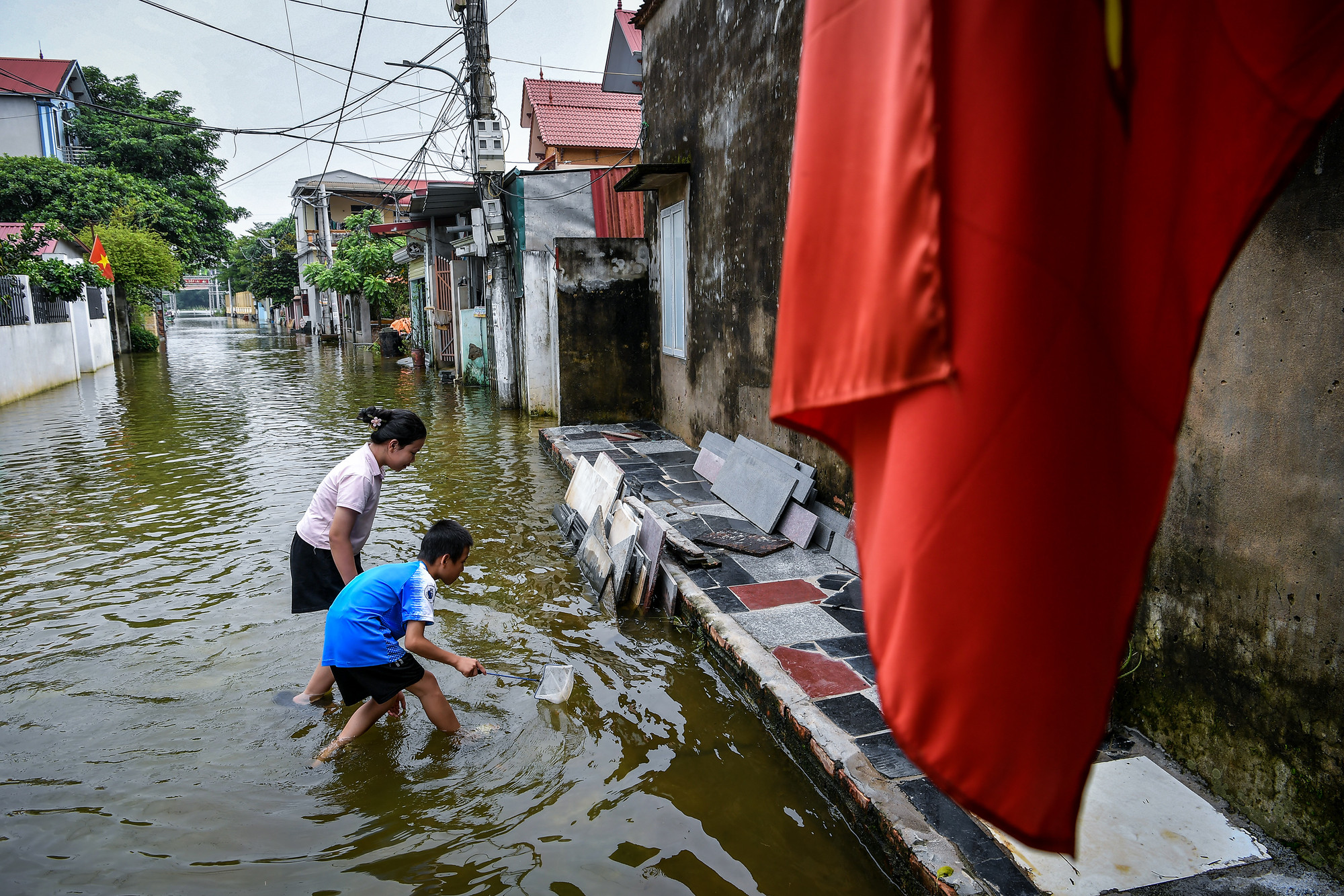 Lũ trẻ tranh thủ vớt cá ven con đường liên thôn... Lũ trẻ tranh thủ vớt cá ven con đường liên thôn...