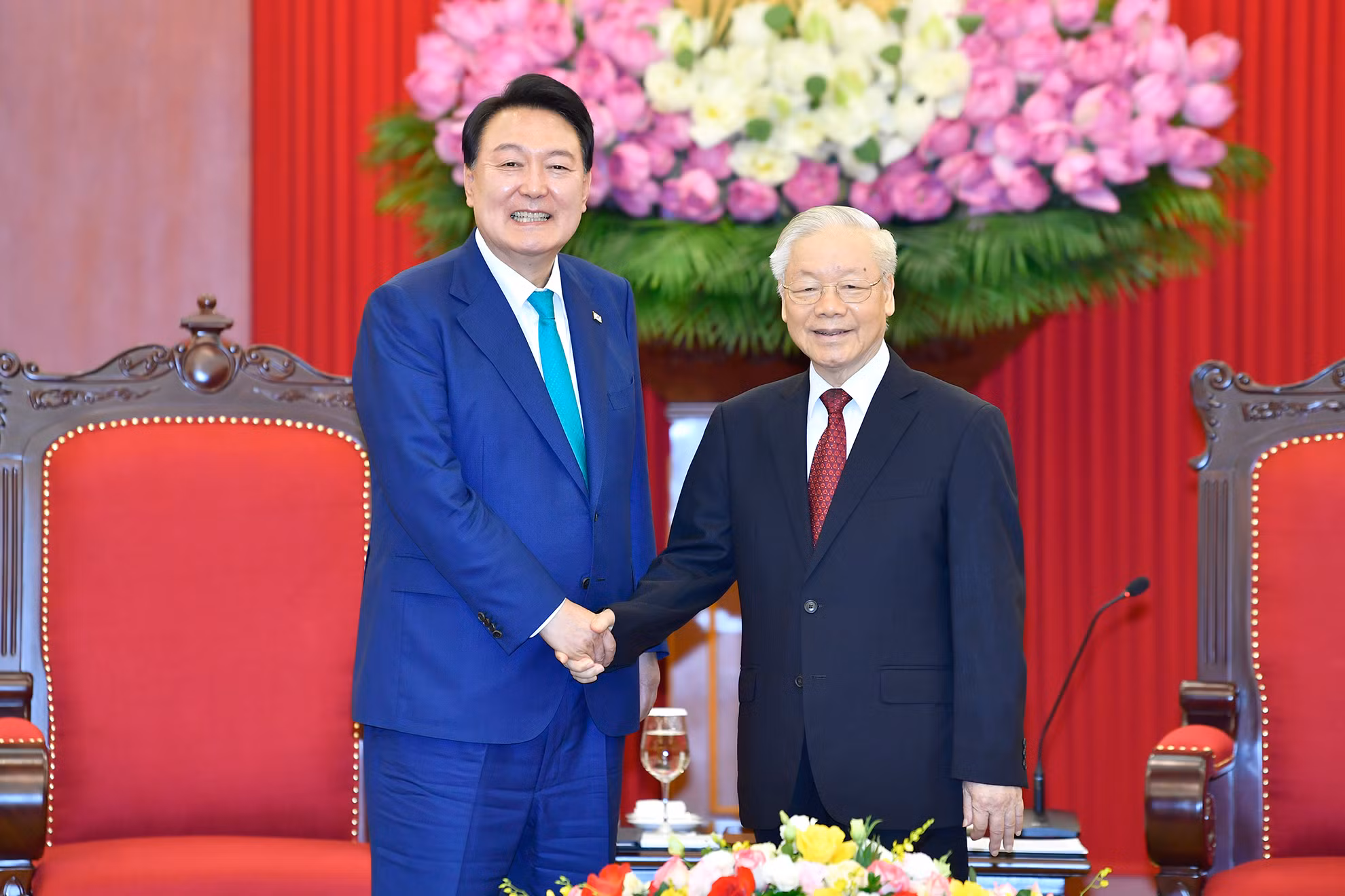 Tổng Bí thư Nguyễn Phú Trọng tiếp Tổng thống Đại Hàn Dân Quốc Yoon Suk Yeol.