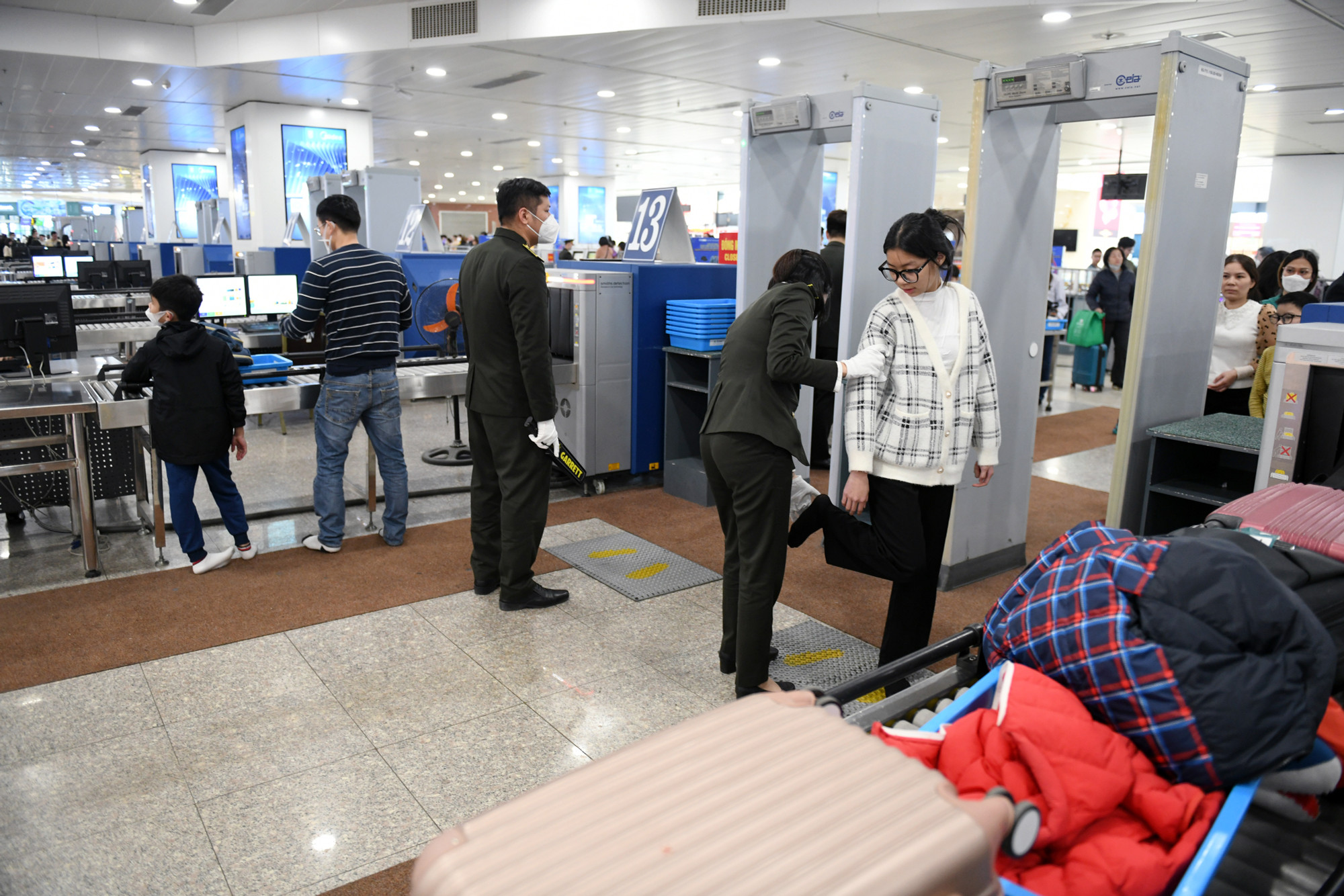 Công tác kiểm tra an ninh khi qua cửa soi chiếu tại sân bay Nội Bài.