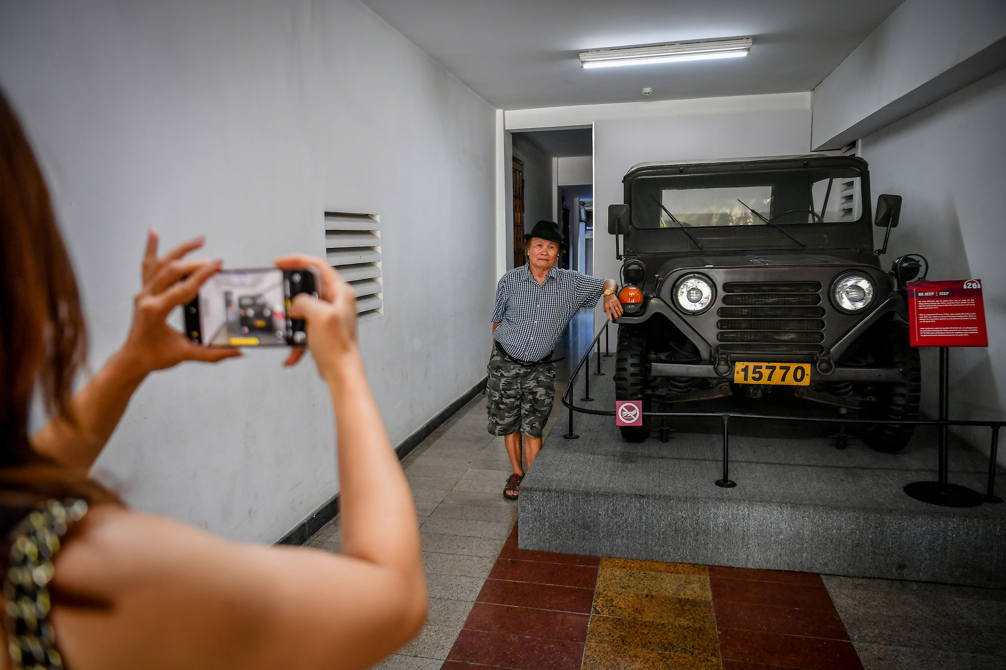 Theo lối ra khỏi tầng hầm, du khách sẽ thấy chiếc xe Jeep M151A2 - phương tiện từng chở Tổng thống Dương Văn Minh đến Đài phát thanh Sài Gòn trưa 30/4/1975. Tại đây, ông đã đọc tuyên bố đầu hàng vô điều kiện, chính thức chấm dứt chính quyền Sài Gòn và mở ra thời khắc thống nhất đất nước.