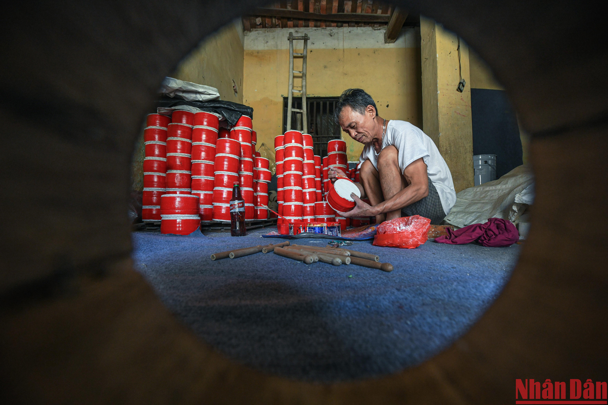 Những khúc gỗ đề sau khi được cắt ra thành từng đoạn sẽ được đem đi tiện thành những khối trụ tròn rỗng (là thân trống hoặc tang trống), sau đó sẽ được đem ra phơi trước khi chuyển tới giai đoạn gắn mặt trống.