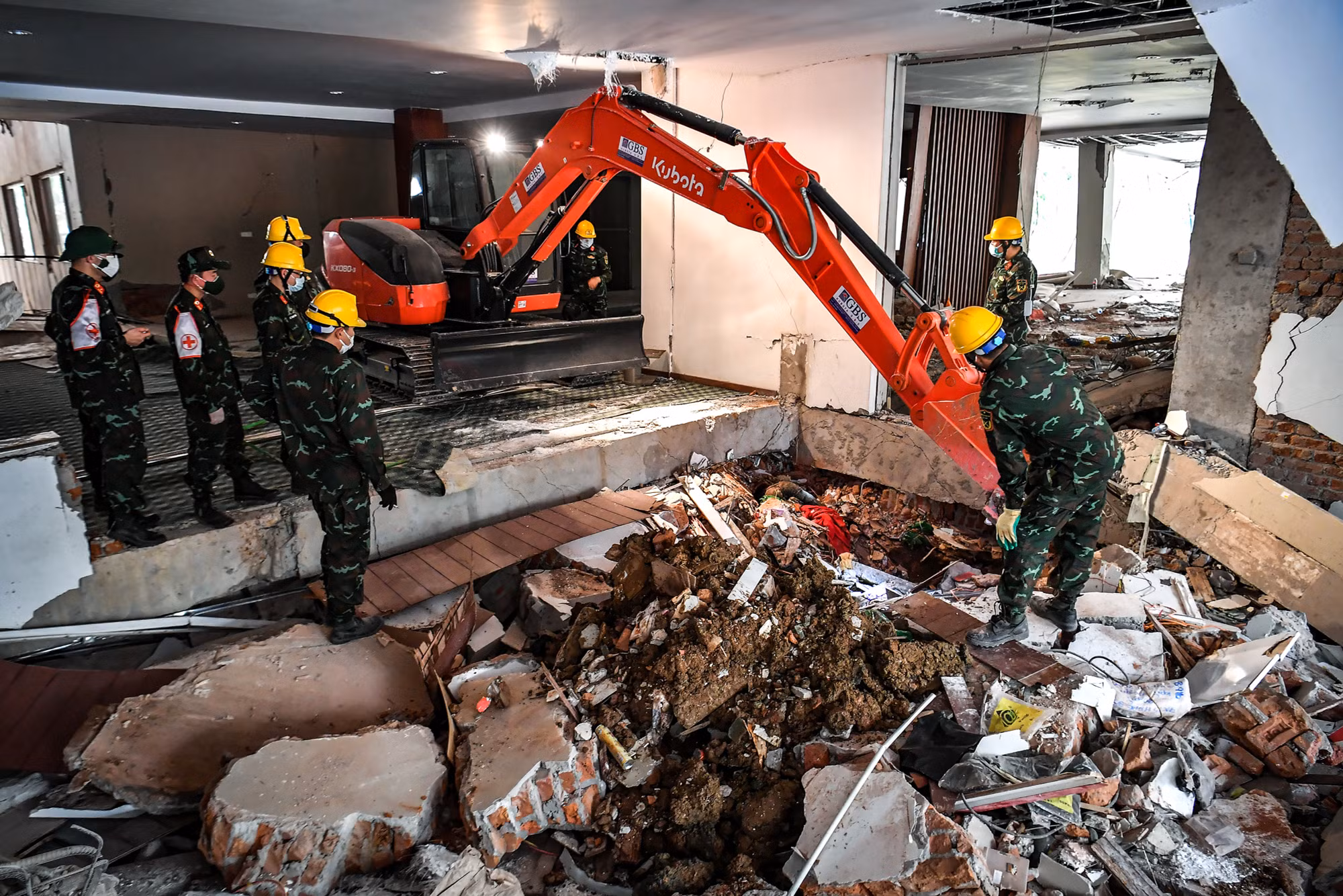 Có những hiện trường khó lực lượng phải huy động cả máy xúc của nước bạn vào tìm kiếm.