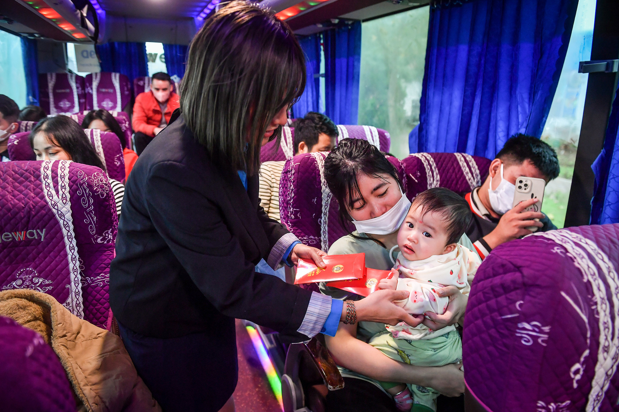 [Ảnh] 1.200 công nhân Hà Nội dậy từ 4 giờ đón chuyến xe miễn phí về quê đón Tết ảnh 9