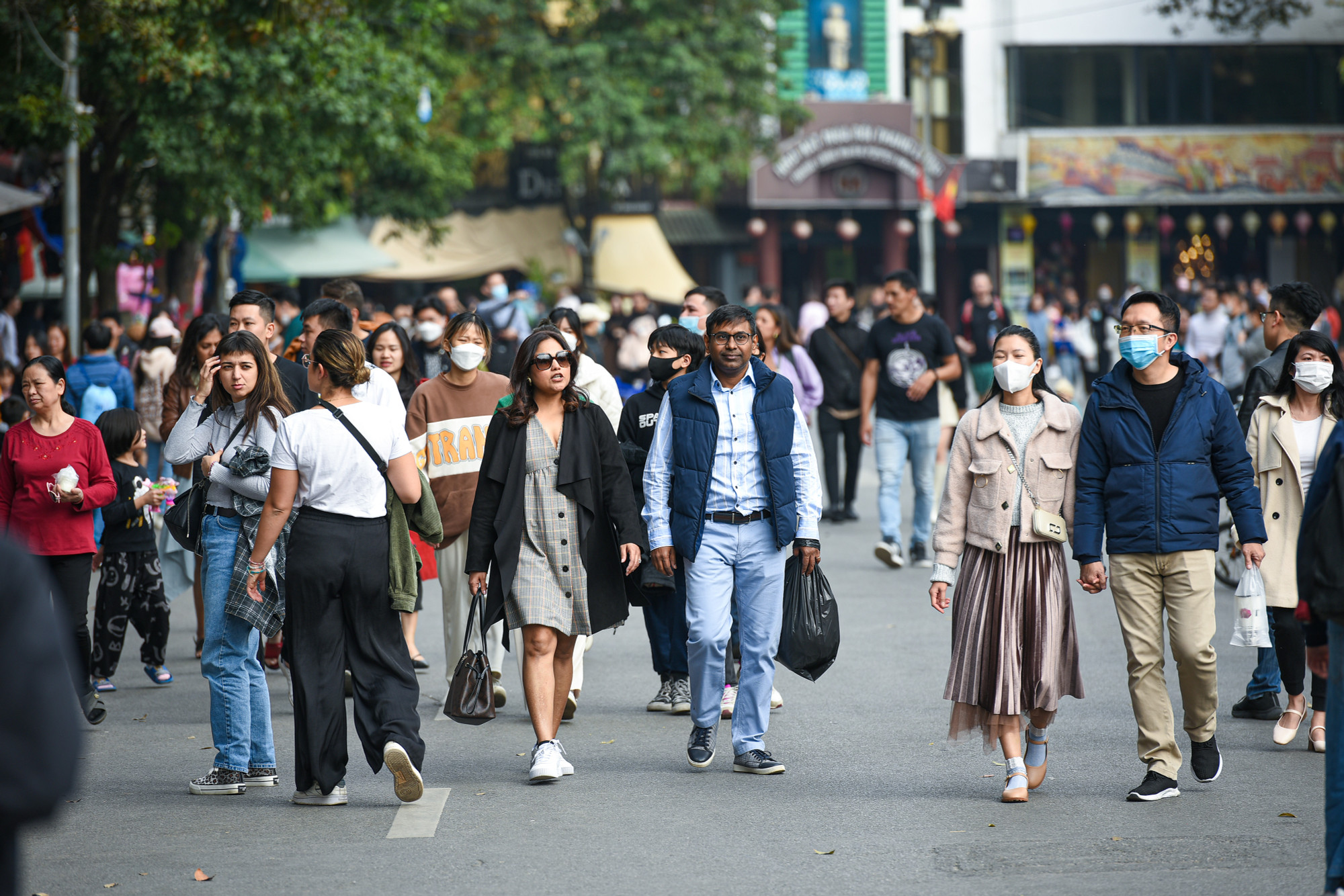 Phố đi bộ hồ Hoàn Kiếm vẫn là 1 trong những điểm đến quen thuộc không thể bỏ qua. (Ảnh: THÀNH ĐẠT)