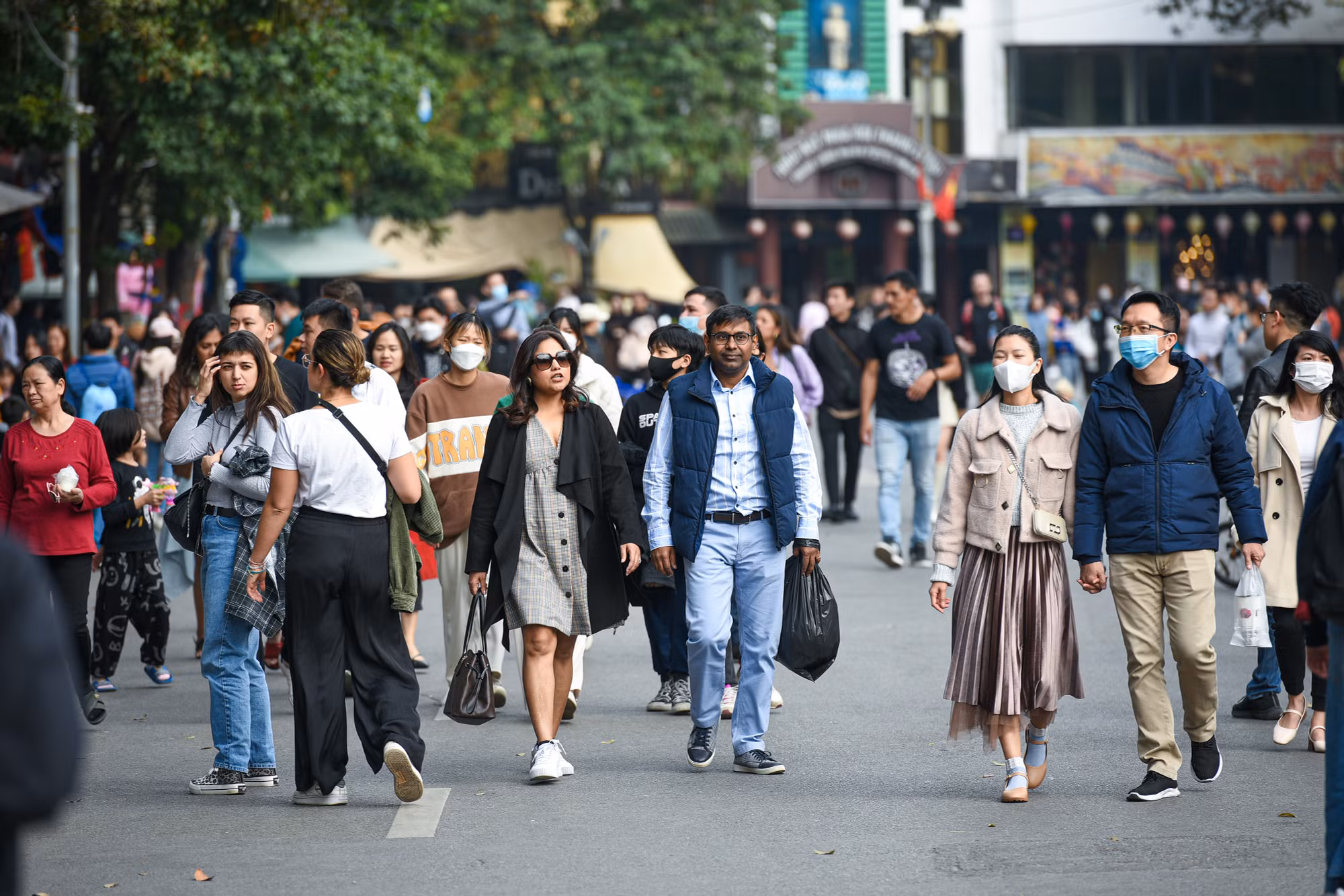 Phố đi bộ hồ Hoàn Kiếm vẫn là 1 trong những điểm đến quen thuộc không thể bỏ qua. (Ảnh: THÀNH ĐẠT)