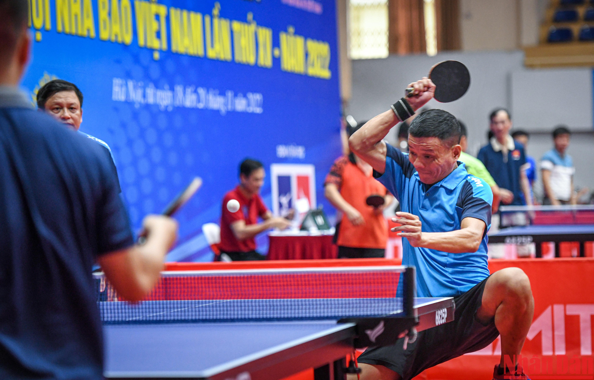 1 pha giật bóng đầy uy lực của tay vợt đơn vị Báo Nhân Dân.