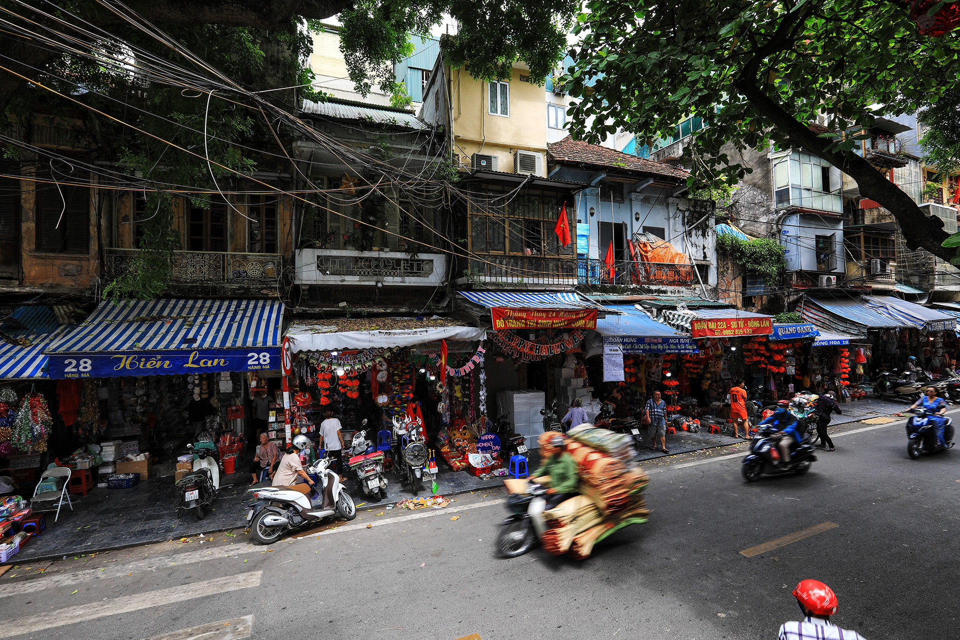 Phố Hàng Mã với vẻ đẹp hiện đại đan xen cùng nét đẹp xưa cũ...