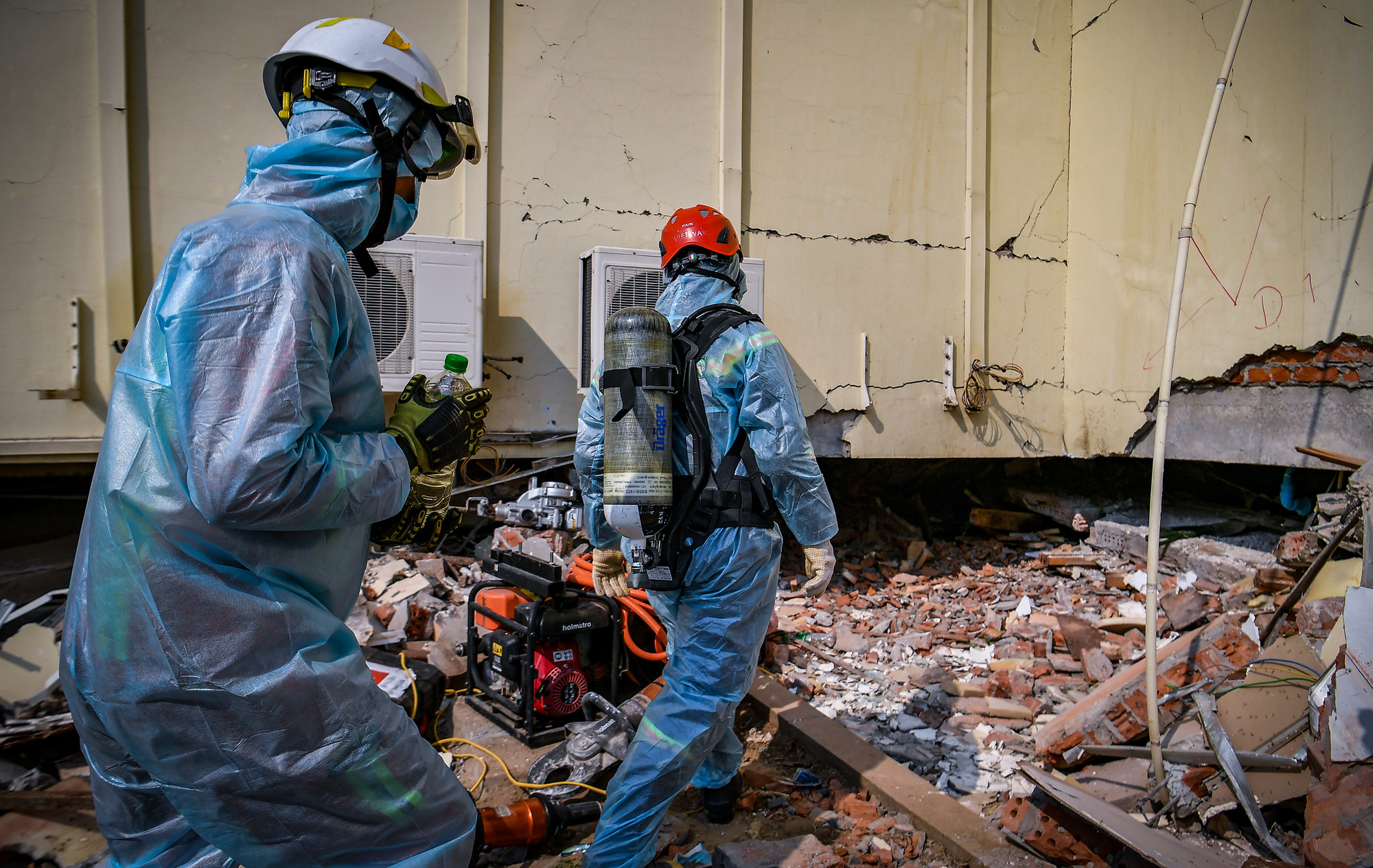 Sau khi trang bị đầy đủ, các chiến sĩ sẽ tiếp tục tiến vào khu vực nạn nhân mắc kẹt.