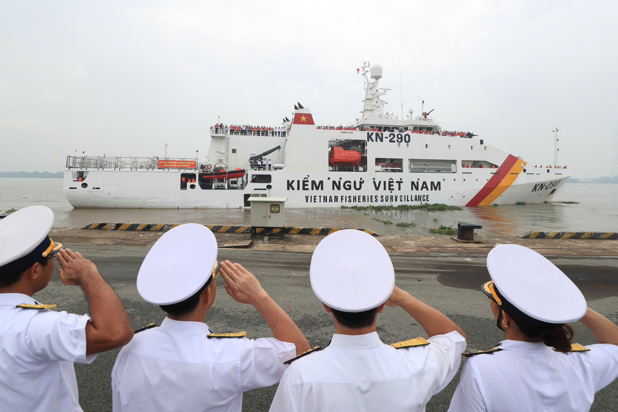 [Ảnh] Đoàn công tác 100 nhà báo của Hội Nhà báo Việt Nam thăm quân và dân huyện đảo Trường Sa ảnh 12