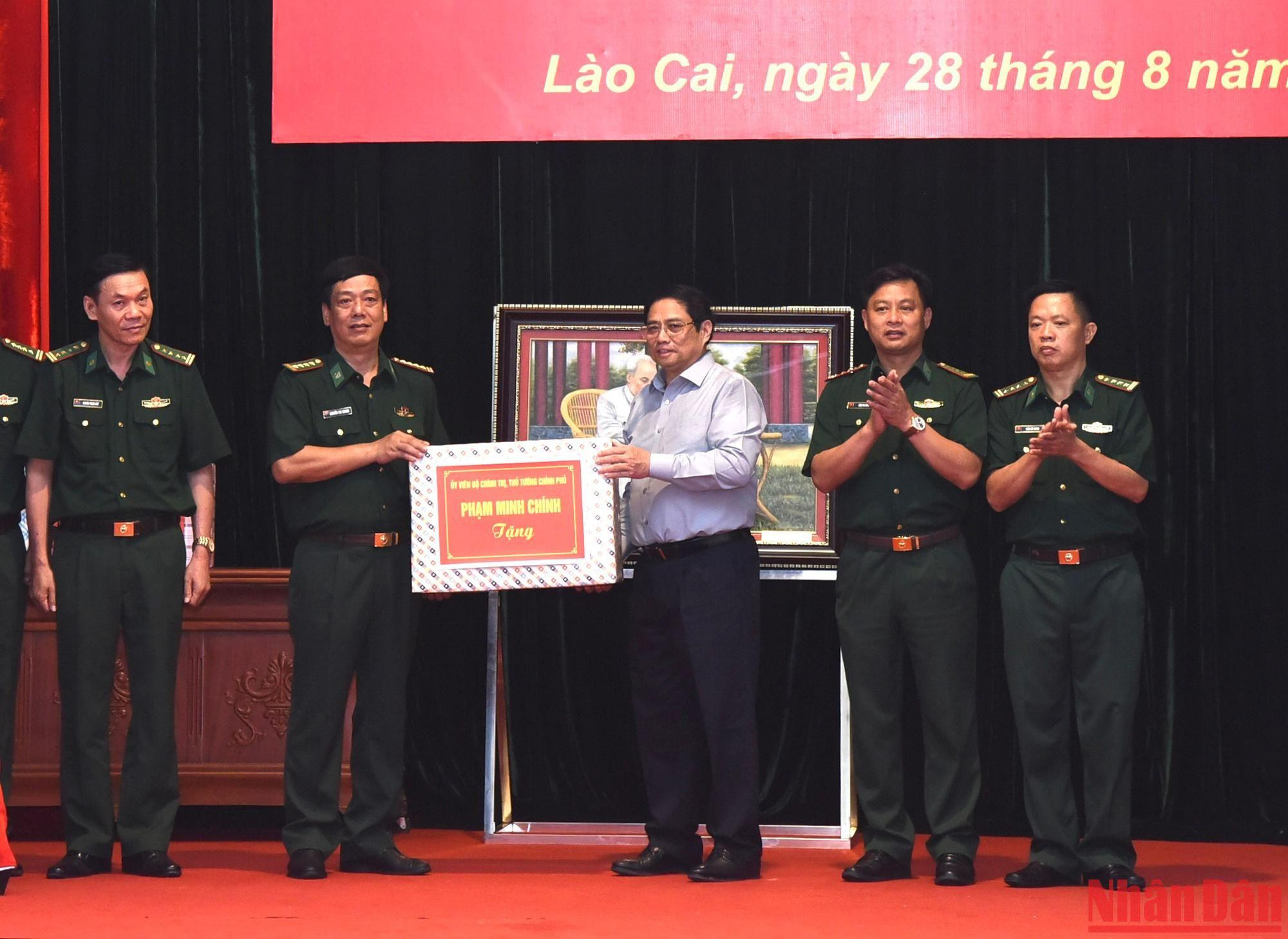 Thủ tướng Phạm Minh Chính tặng quà cho cán bộ, chiến sĩ Bộ Chỉ huy Bộ đội Biên phòng tỉnh Lào Cai.