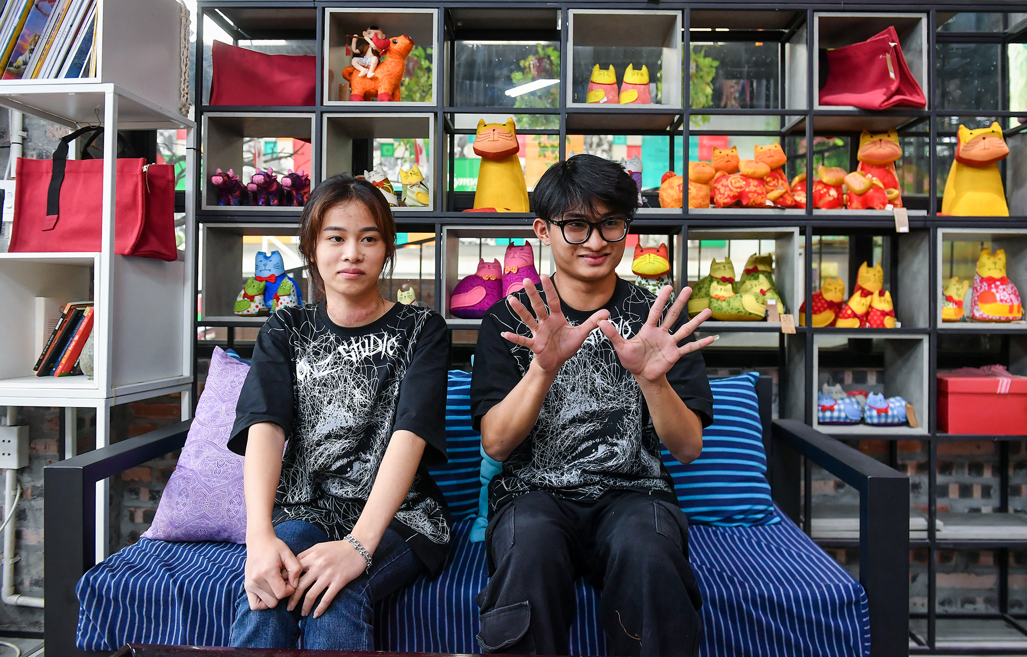 Dung và Tuấn mặc đồ đôi, nói chuyện với chúng tôi về tình yêu của mình ở xưởng may KymViet.