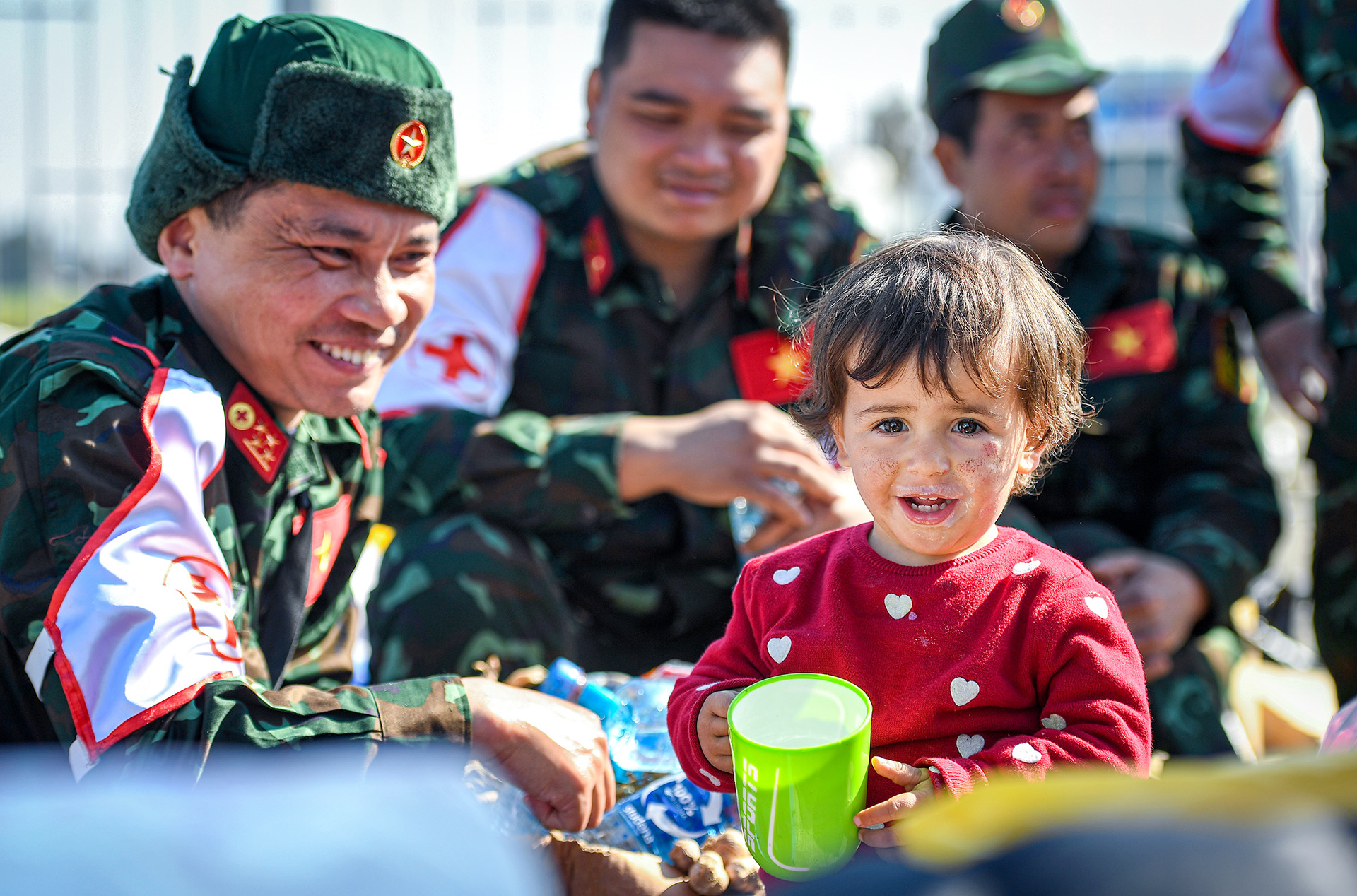 Không chỉ cứu hộ, cứu nạn, các chiến sĩ Quân đội nhân dân Việt Nam còn sẵn sàng "nhường cơm, sẻ áo" cho những người dân chịu ảnh hưởng của động đất. Chiều chiều, từ các khu vực tạm trú, người dân tìm đến nơi đóng quân của đoàn để cùng ăn, cùng uống. Khoảng cách về ngôn ngữ, văn hóa, phong tục trong phút chốc đã nhòa đi. Chỉ còn nụ cười, niềm tin và hy vọng ở lại.