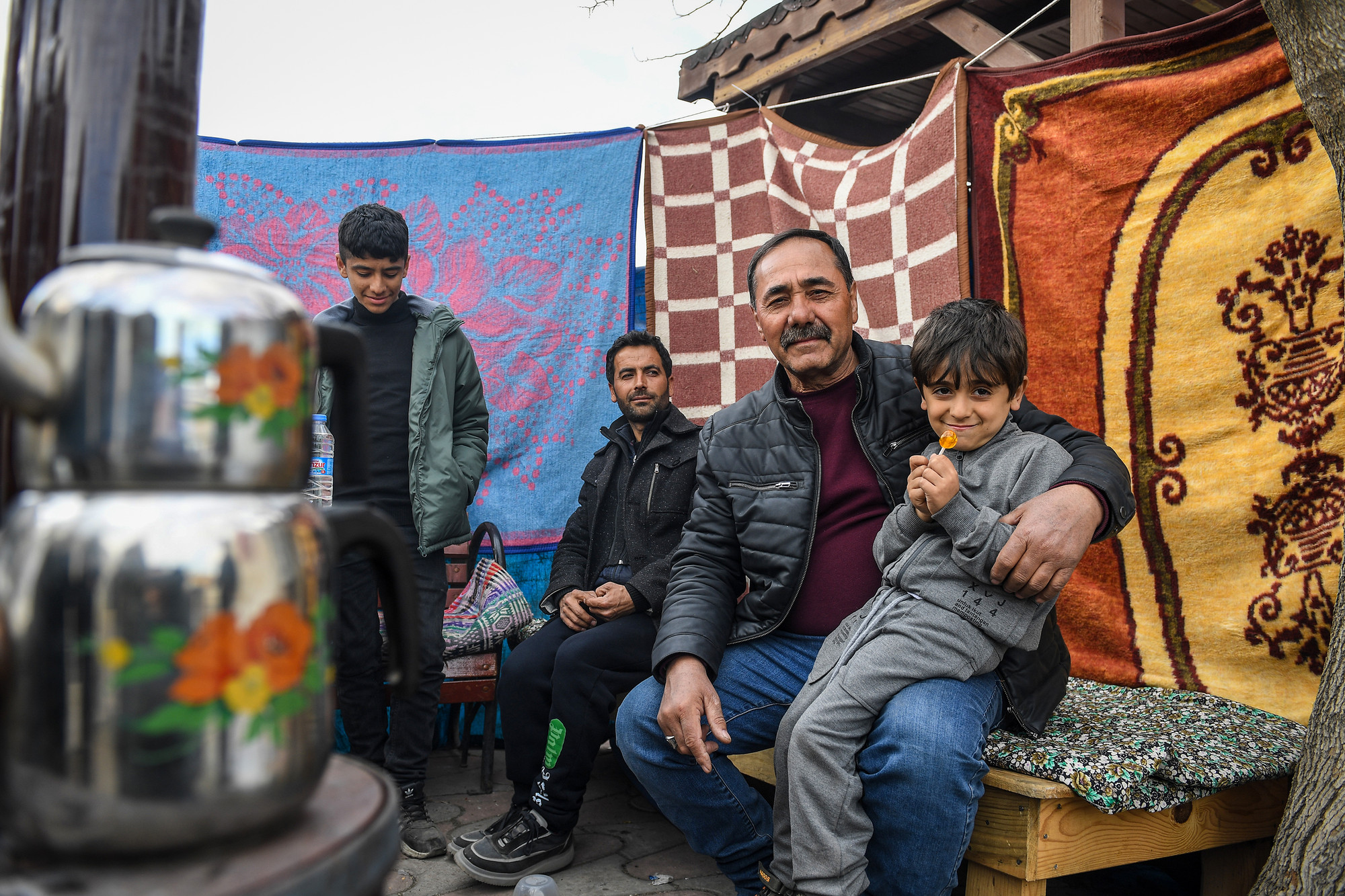 Phía trong các lều, người dân vẫn có những chiếc ấm caydanlik 2 tầng đặc biệt để uống trà.