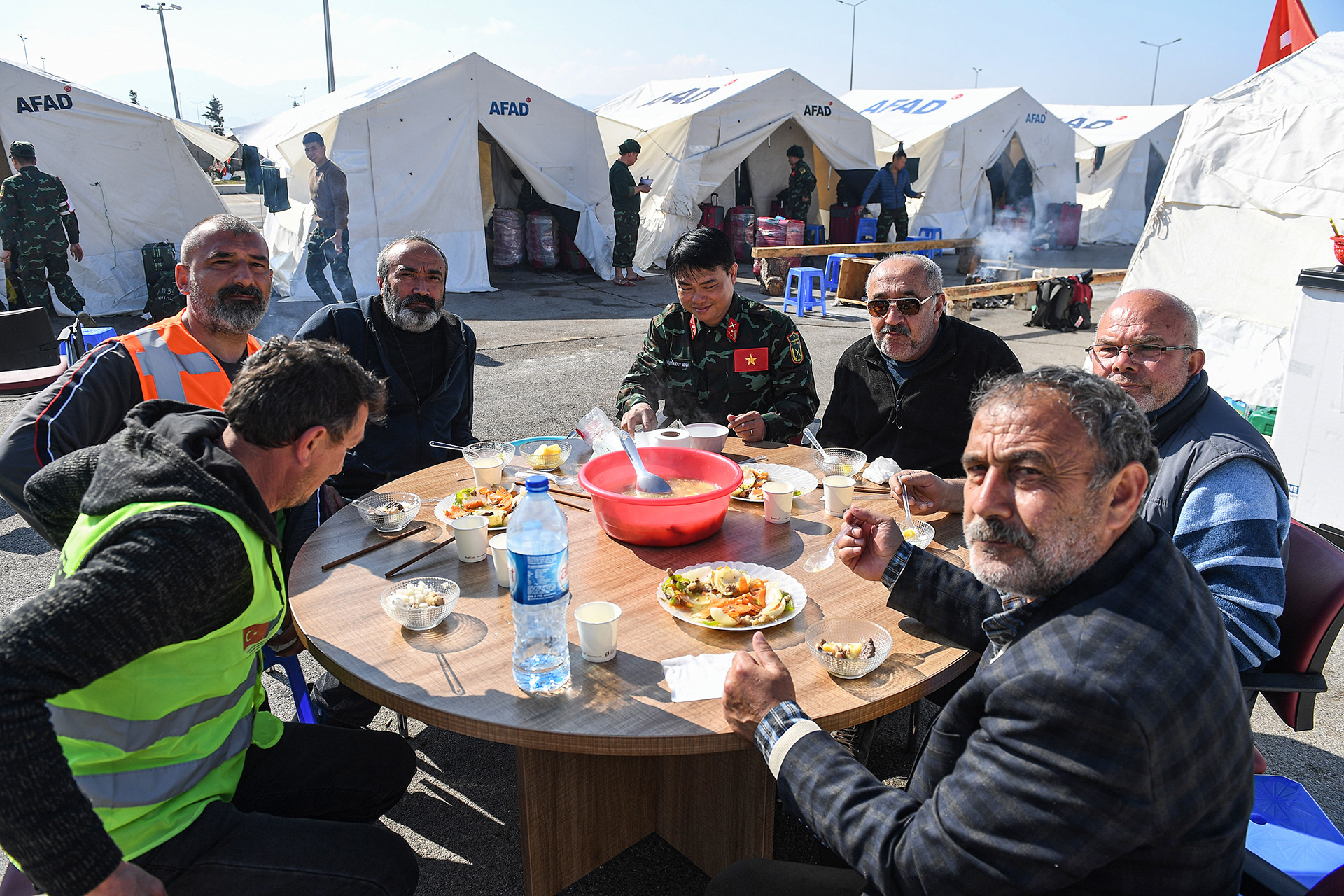 Đây cũng là lần đầu tiên Việt Nam cử các đoàn đi thực hiện nhiệm vụ cứu hộ, cứu nạn quốc tế. Trong ảnh là bữa ăn chung của đại diện đoàn Quân đội nhân dân Việt Nam với các đoàn nước ngoài trong những ngày làm nhiệm vụ tại tỉnh Hatay.