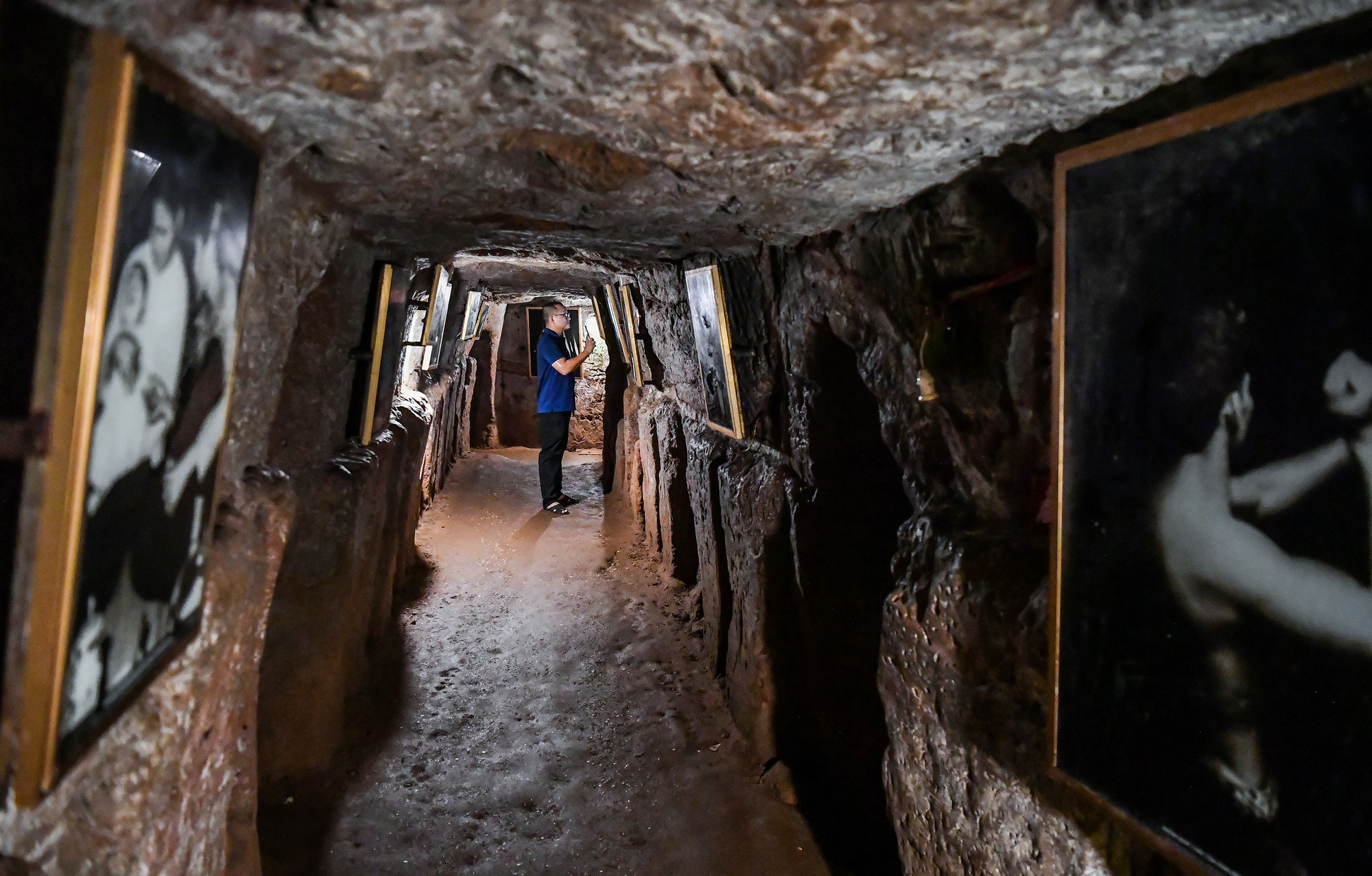 Ngoài ra, trong đường hầm còn có hội trường với sức chứa 50-60 người và một số công trình như: giếng nước, kho gạo, bếp Hoàng Cầm, trạm gác, trạm đặt máy điện thoại, phòng phẫu thuật, nhà hộ sinh, có hội trường dùng làm nơi hội họp, biểu diễn văn nghệ, chiếu phim. Hiện tại, khu vực hội trường xưa kia đã được sử dụng để trưng bày các bức ảnh về quá trình sống, chiến đấu của nhân dân Vịnh Mốc dưới hầm sâu. Ngoài ra, trong đường hầm còn có hội trường với sức chứa 50-60 người và một số công trình như: giếng nước, kho gạo, bếp Hoàng Cầm, trạm gác, trạm đặt máy điện thoại, phòng phẫu thuật, nhà hộ sinh, có hội trường dùng làm nơi hội họp, biểu diễn văn nghệ, chiếu phim. Hiện tại, khu vực hội trường xưa kia đã được sử dụng để trưng bày các bức ảnh về quá trình sống, chiến đấu của nhân dân Vịnh Mốc dưới hầm sâu.