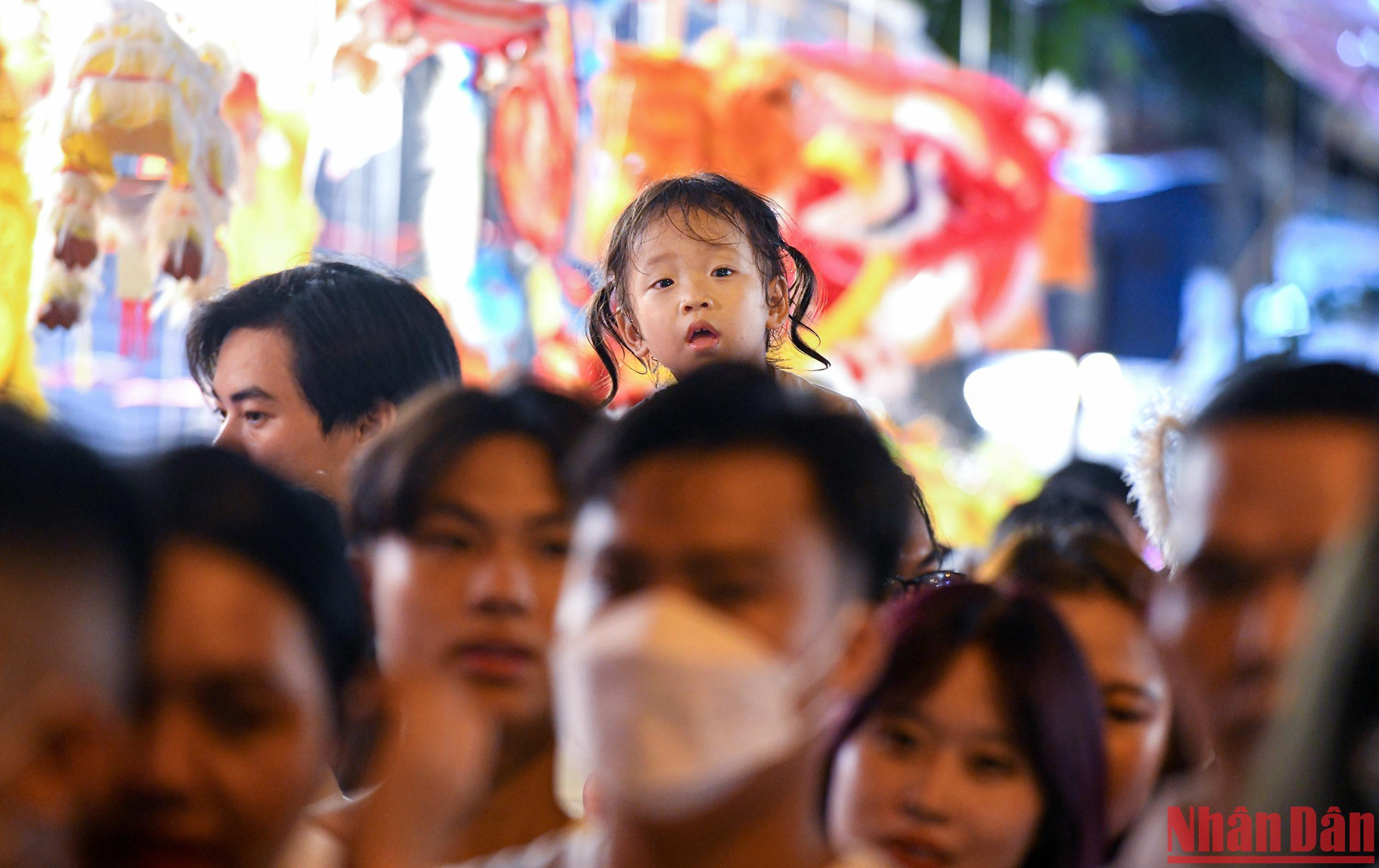 Bố ơi ở đây đông người và nóng quá! Con muốn về nhà.