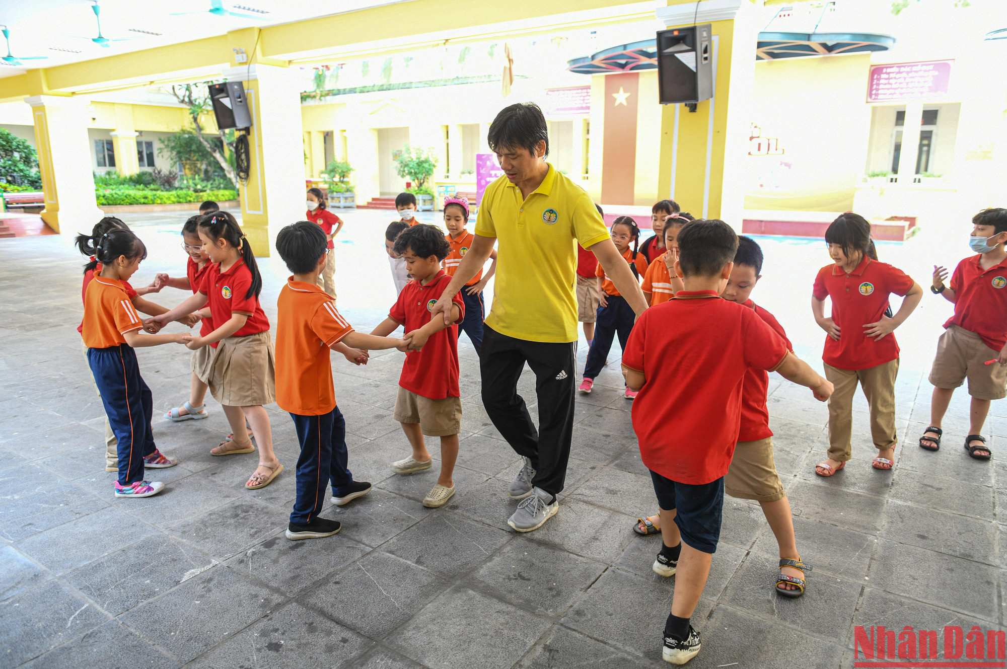 Thầy giáo thể dục còn dạy chúng tớ môn học Danceport nhé.