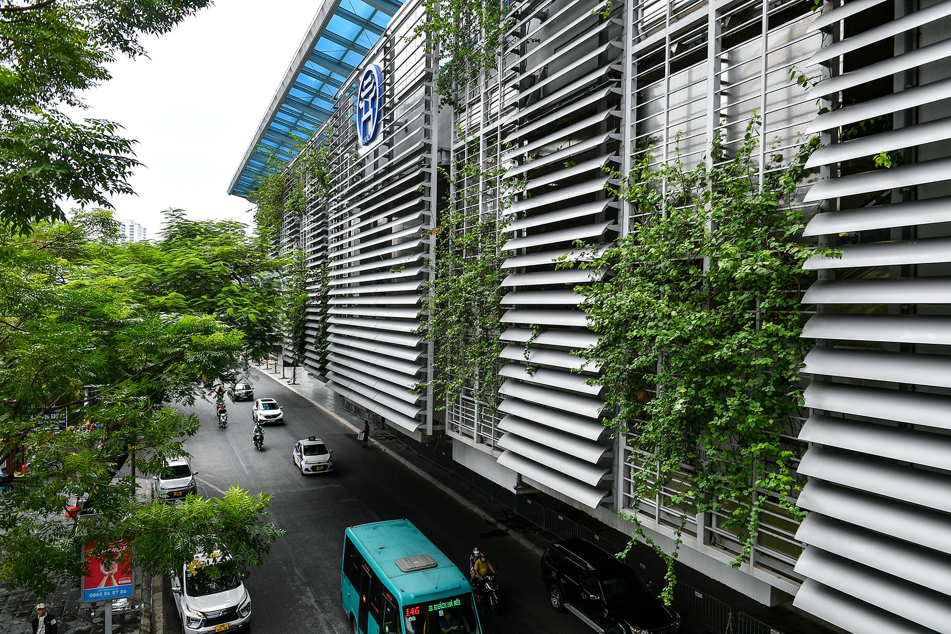 Mặt bên của công trình nhà ga có sự kết hợp hài hòa giữa thảm cây xanh, hệ lam hắt chống nắng bằng vật liệu nhôm đúc nguyên khối và các tấm kim loại không gỉ đã được gia công tạo hình đảm bảo sự thông thoáng cho khu vực công cộng của nhà ga.