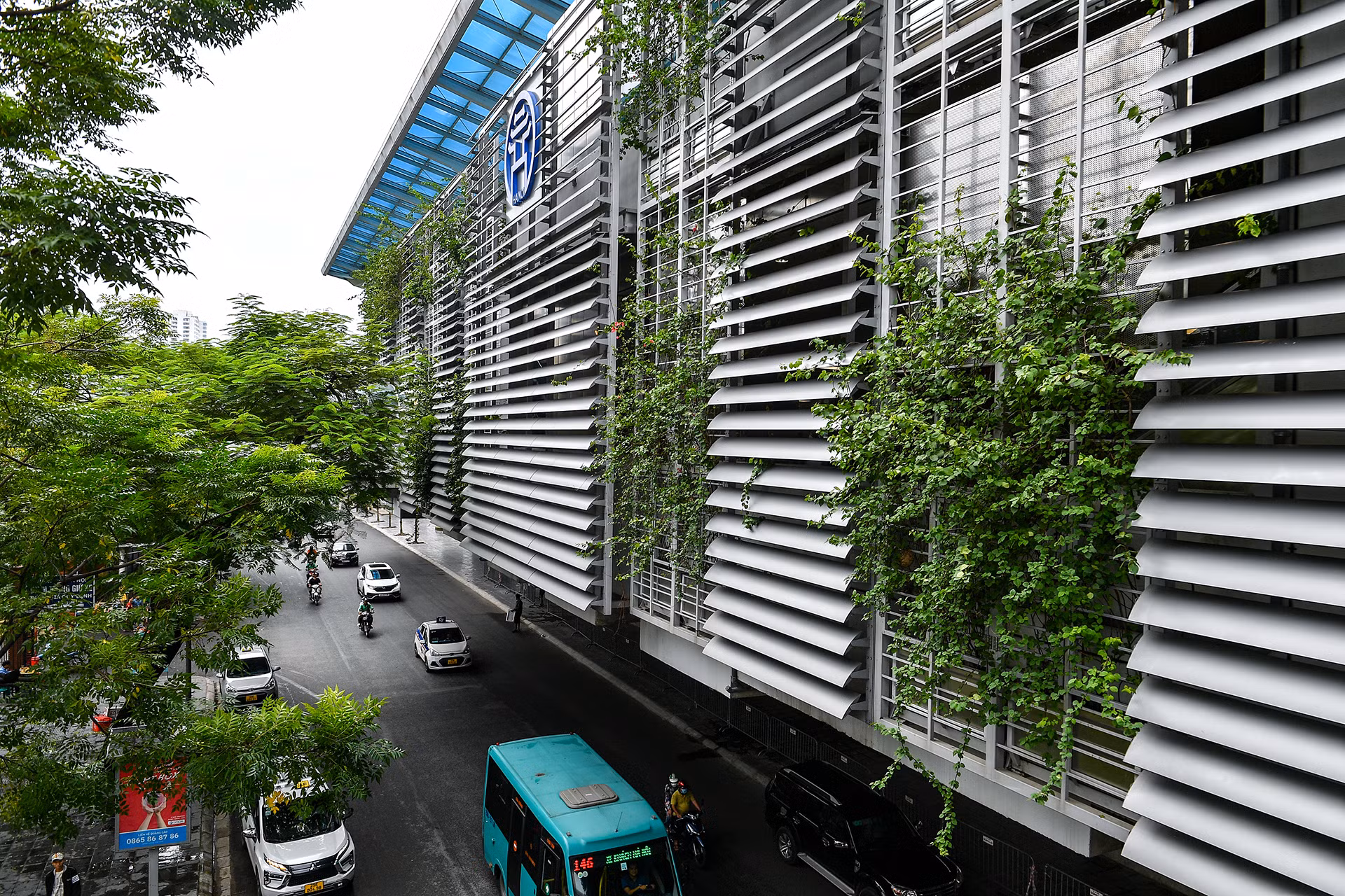 Mặt bên của công trình nhà ga có sự kết hợp hài hòa giữa thảm cây xanh, hệ lam hắt chống nắng bằng vật liệu nhôm đúc nguyên khối và các tấm kim loại không gỉ đã được gia công tạo hình đảm bảo sự thông thoáng cho khu vực công cộng của nhà ga.