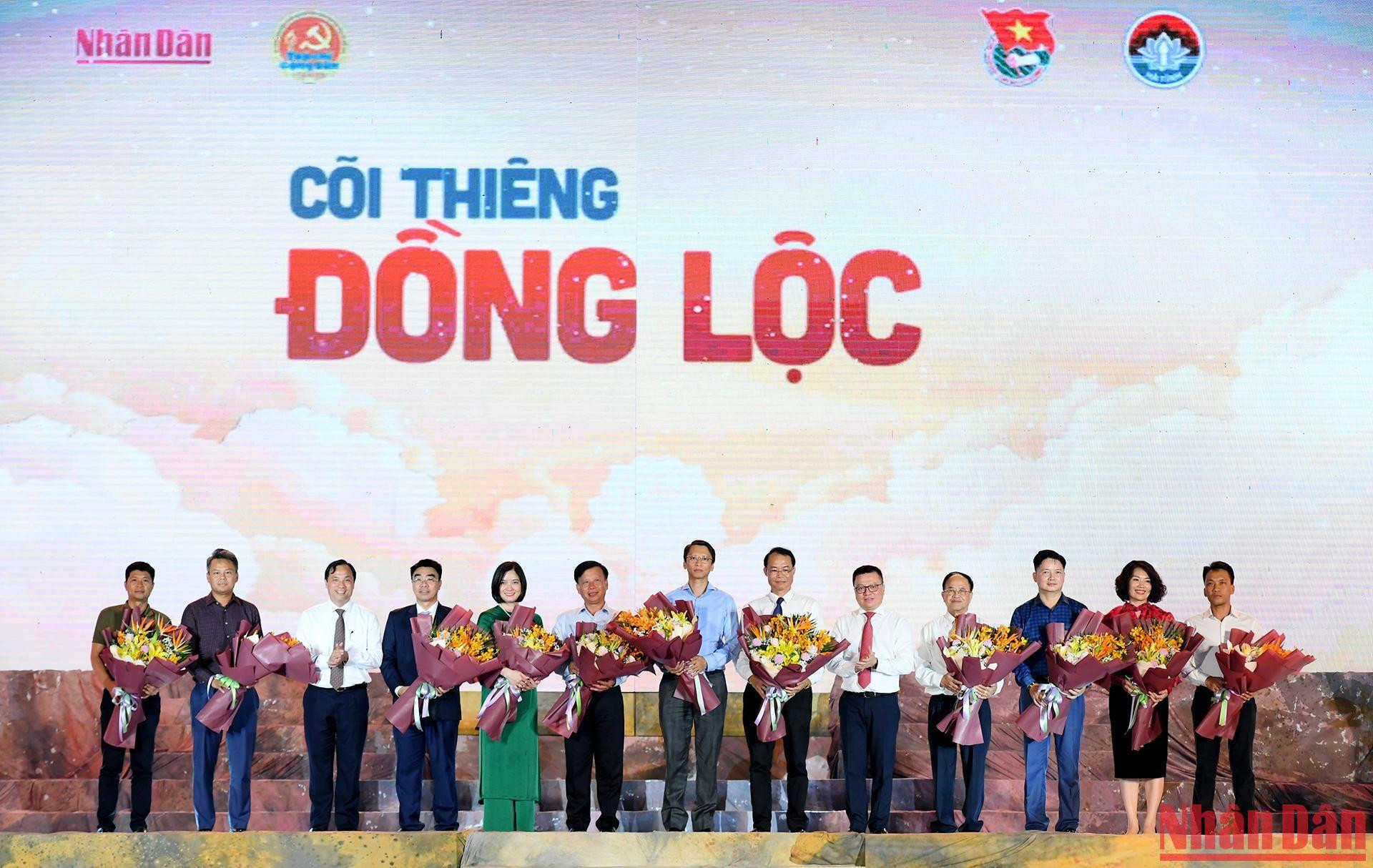 Tổng Biên tập Báo Nhân Dân Lê Quốc Minh và Bí thư Tỉnh ủy Hà Tĩnh Hoàng Trung Dũng tặng hoa cảm ơn các đơn vị tài trợ chương trình.