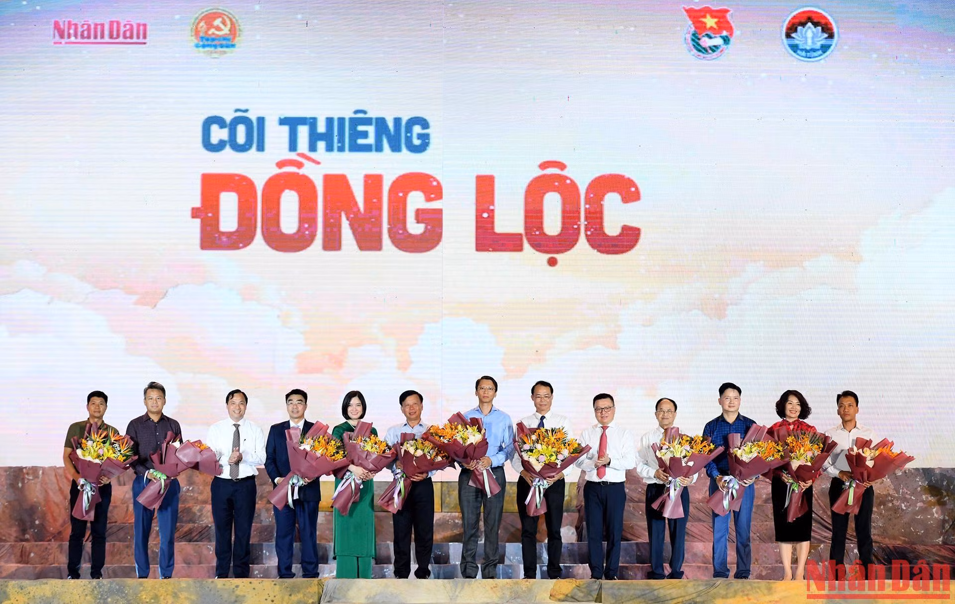Tổng Biên tập Báo Nhân Dân Lê Quốc Minh và Bí thư Tỉnh ủy Hà Tĩnh Hoàng Trung Dũng tặng hoa cảm ơn các đơn vị tài trợ chương trình.