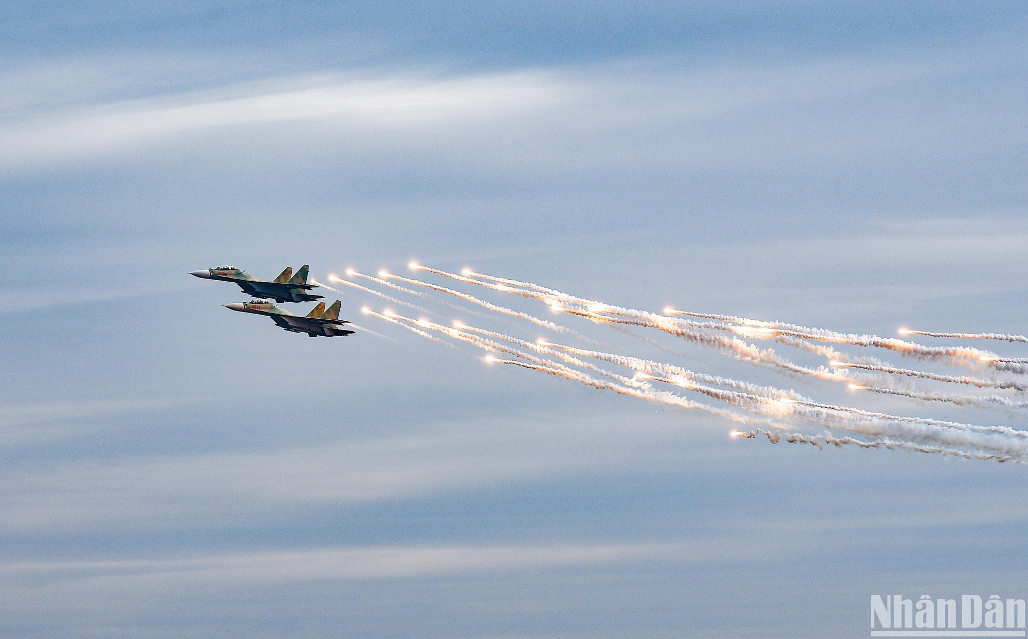 Kết thúc màn bắn đạn nhiễu là sự xuất hiện của hai chiếc Su-30MK2. Các máy bay chiến đấu Su-30MK2 của Trung đoàn Không quân 927 (Sư đoàn 371) xuất phát từ sân bay Kép (Lạng Giang, Bắc Giang).