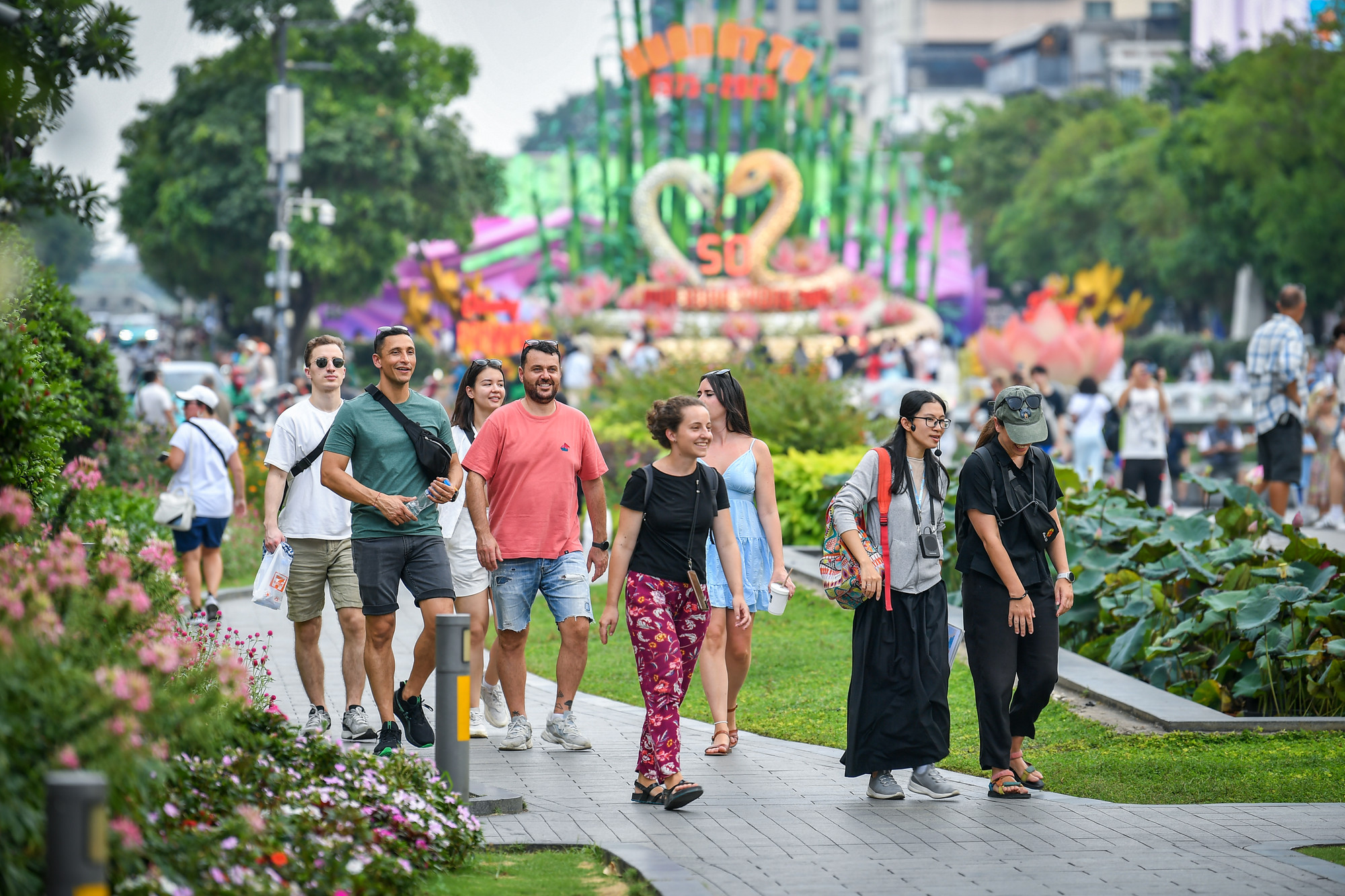 Phố đi bộ Nguyễn Huệ cũng là một địa chỉ quen thuộc và thu hút khách du lịch.