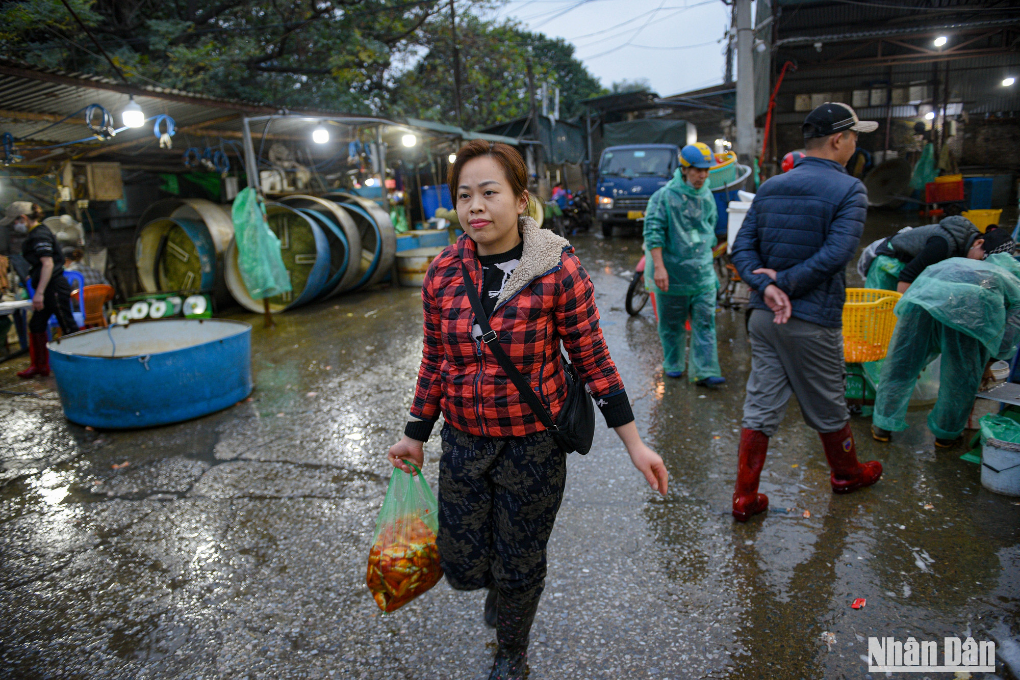 Do còn 2 ngày nữa mới đến ông Công ông Táo nhiều tiểu thương chỉ nhập số lượng ít để bán.
