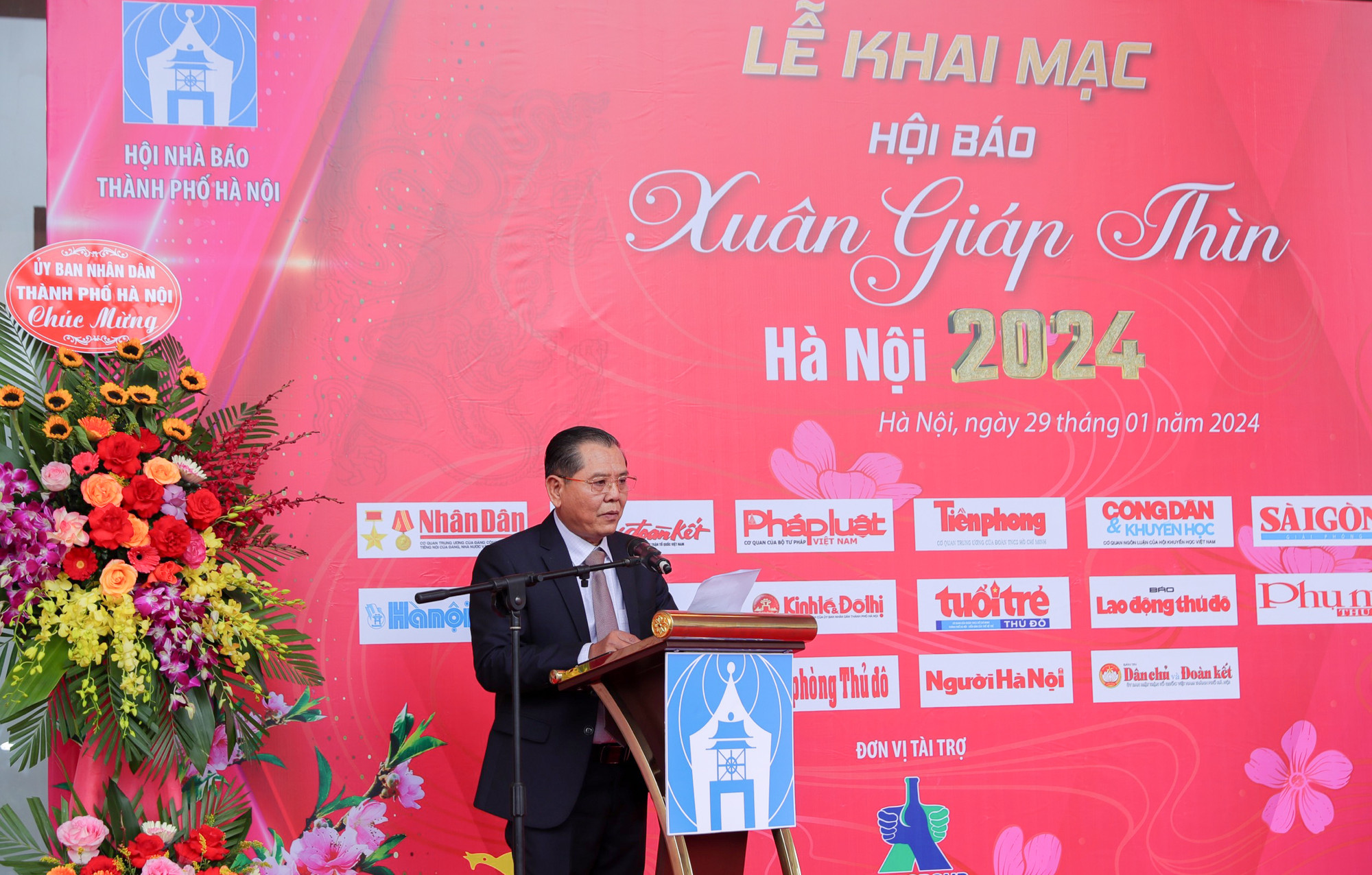 Phát biểu khai mạc, Chủ tịch Hội Nhà báo thành phố Hà Nội Tô Quang Phán cho biết: Năm 2023, báo chí Hà Nội đã chủ động khắc phục khó khăn, hoàn thành tốt nhiệm vụ chính trị được giao. Đặc biệt, các cơ quan báo chí Hà Nội đã tập trung đẩy mạnh công tác chuyển đổi số và thu được kết quả rất đáng khích lệ, tự hào.