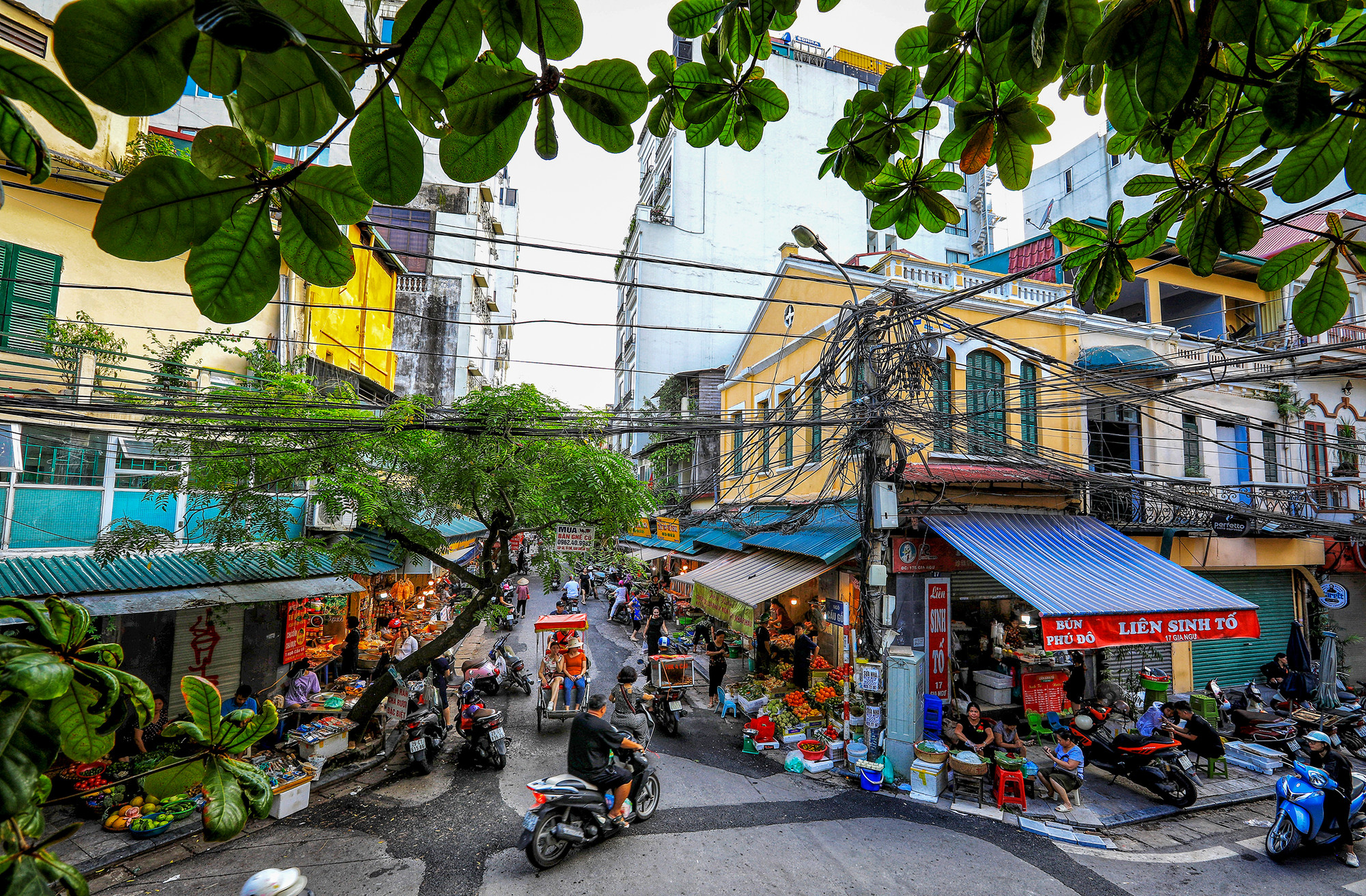 Chợ Hàng Bè với không gian rất đỗi đặc trưng của Hà Nội xưa cũ là địa chỉ thân quen của người dân Thủ đô. Với nhiều người dân sinh sống tại quận Hoàn Kiếm thường ngày đi chợ tại đây sẽ không khỏi bất ngờ với hình ảnh ngã ba phố Gia Ngư - chợ Hàng Bè.